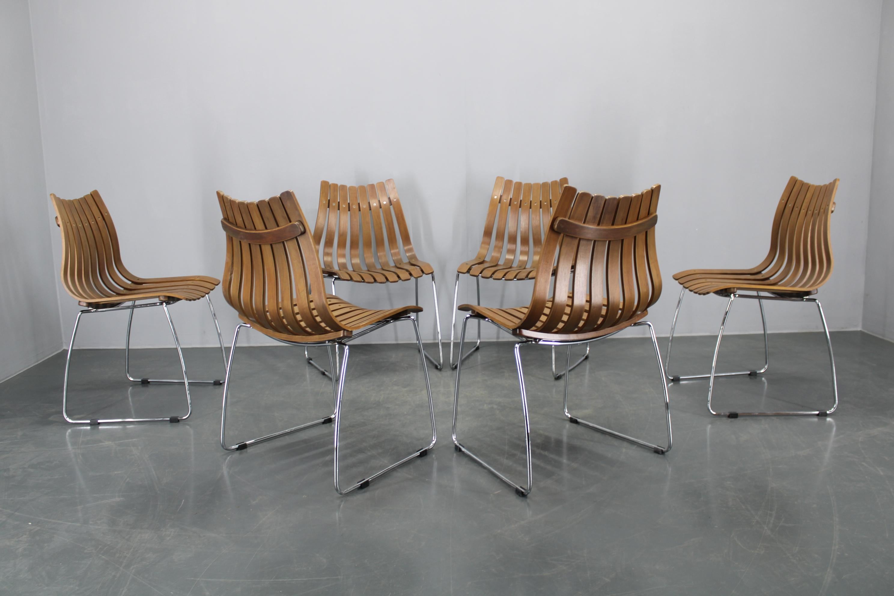 Mid-Century moderno Set di sei sedie da pranzo scandinave in teak del 1980 in vendita