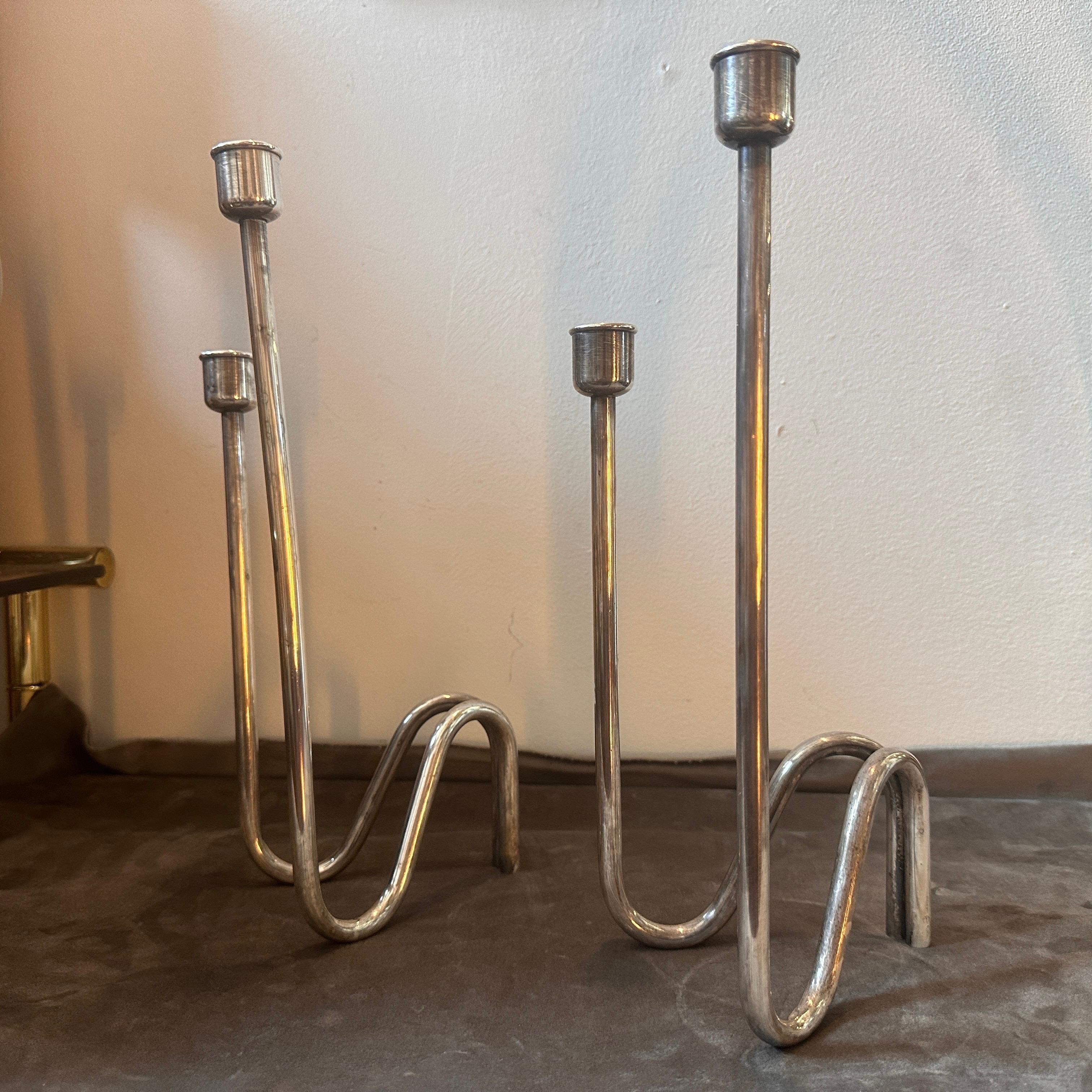 Deux bougeoirs en métal argenté conçus par Lino Sabattini et fabriqués par Sabattini Argenteria dans les années quatre-vingt. Elles ont été fabriquées en Italie, marquées sur un côté, elles sont en très bon état. Ces candélabres Lino Sabattini