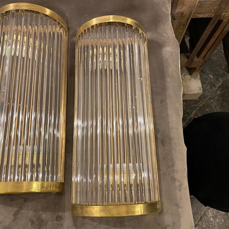 1980s Set of Two Mid-Century Modern Brass and Glass Italian Wall Sconces For Sale 2