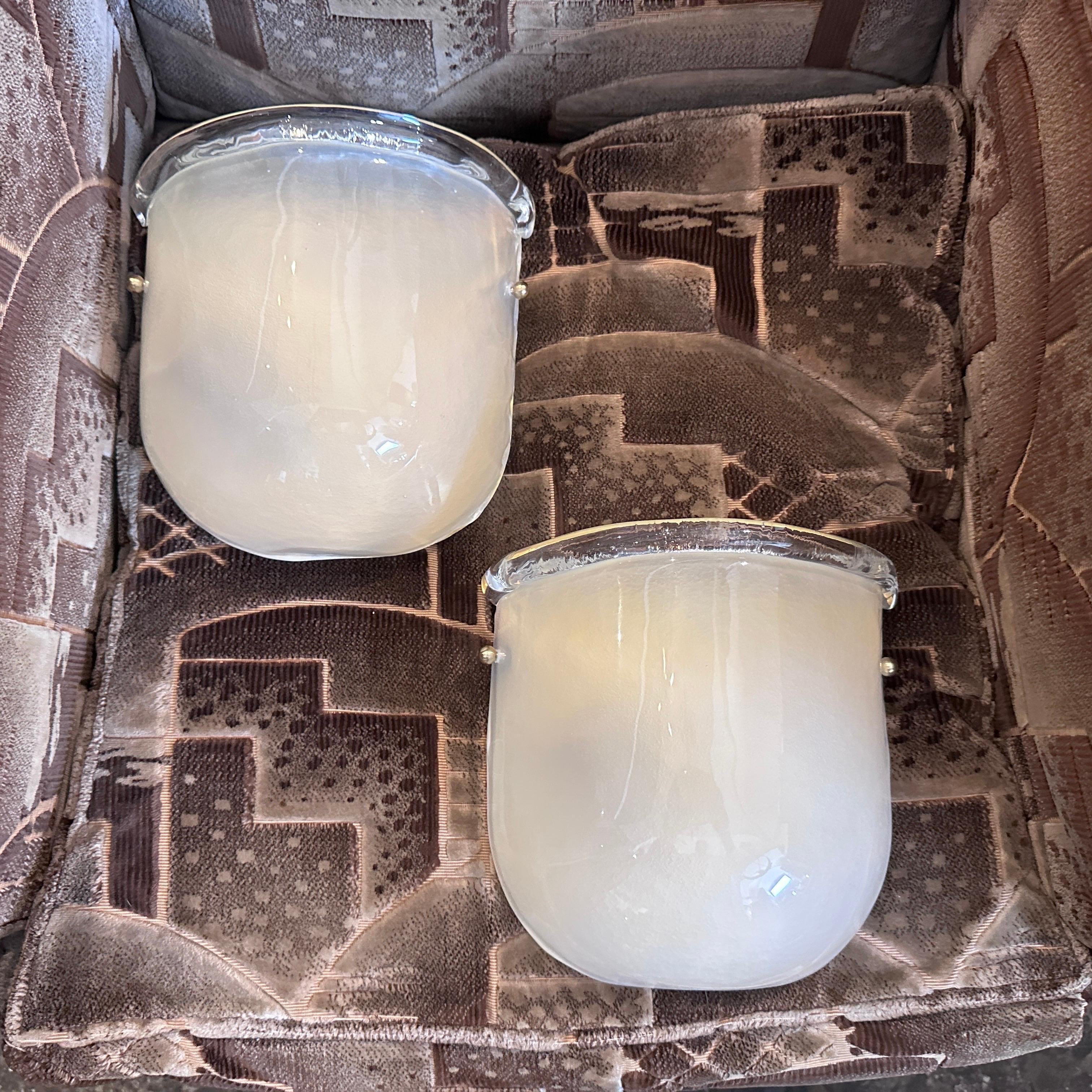 1980s Set of Two Mid-Century Modern Brass and Murano Glass Wall Sconces For Sale 2
