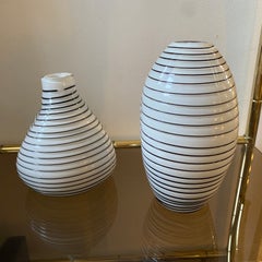 1980er Satz von zwei modernistischen weiß-schwarz gestreiften Murano-Glasvasen