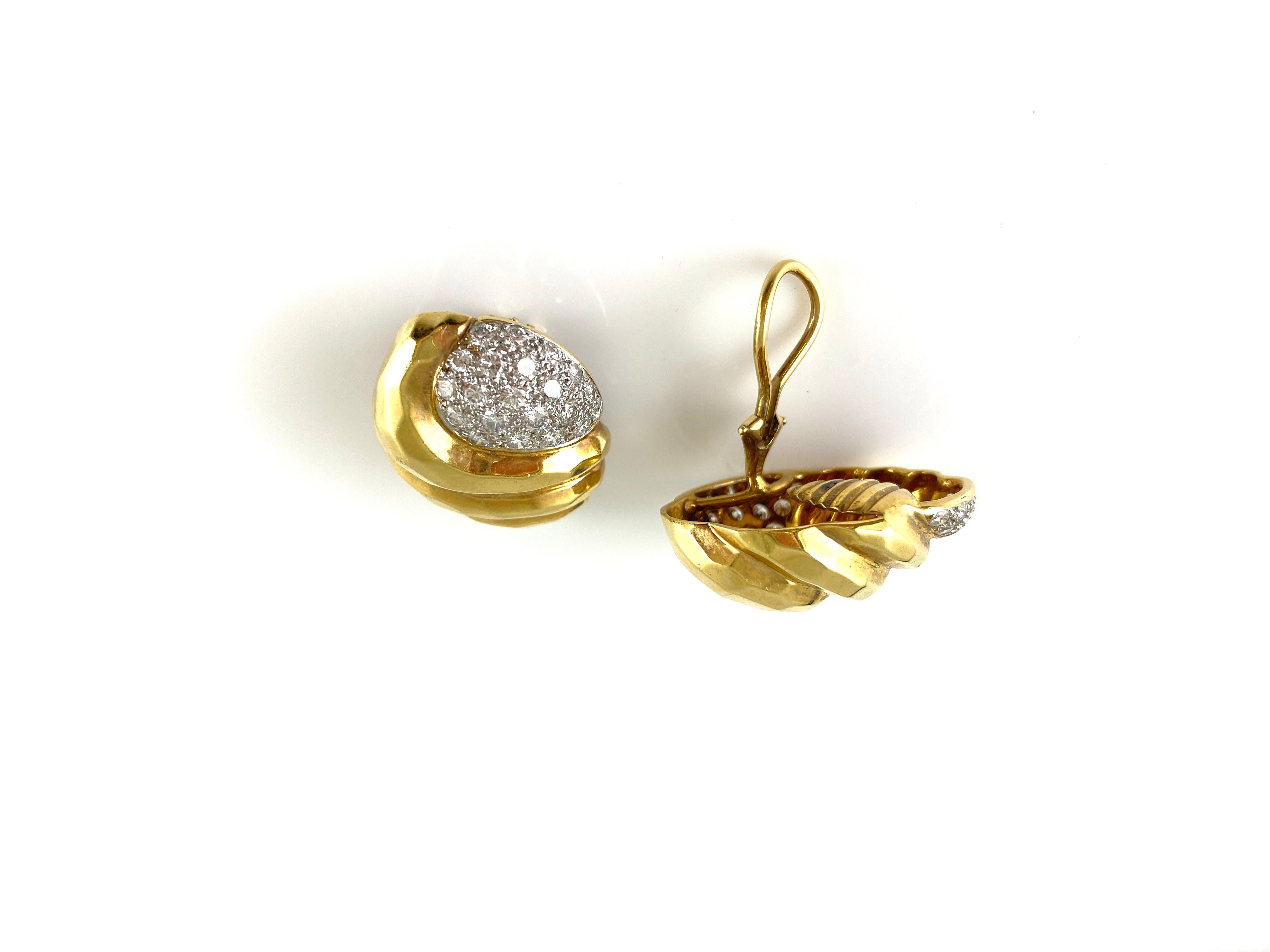 The earrings are finely crafted in 14k yellow gold with diamonds weighing approximately total of 2.00 carat.
Circa 1980.