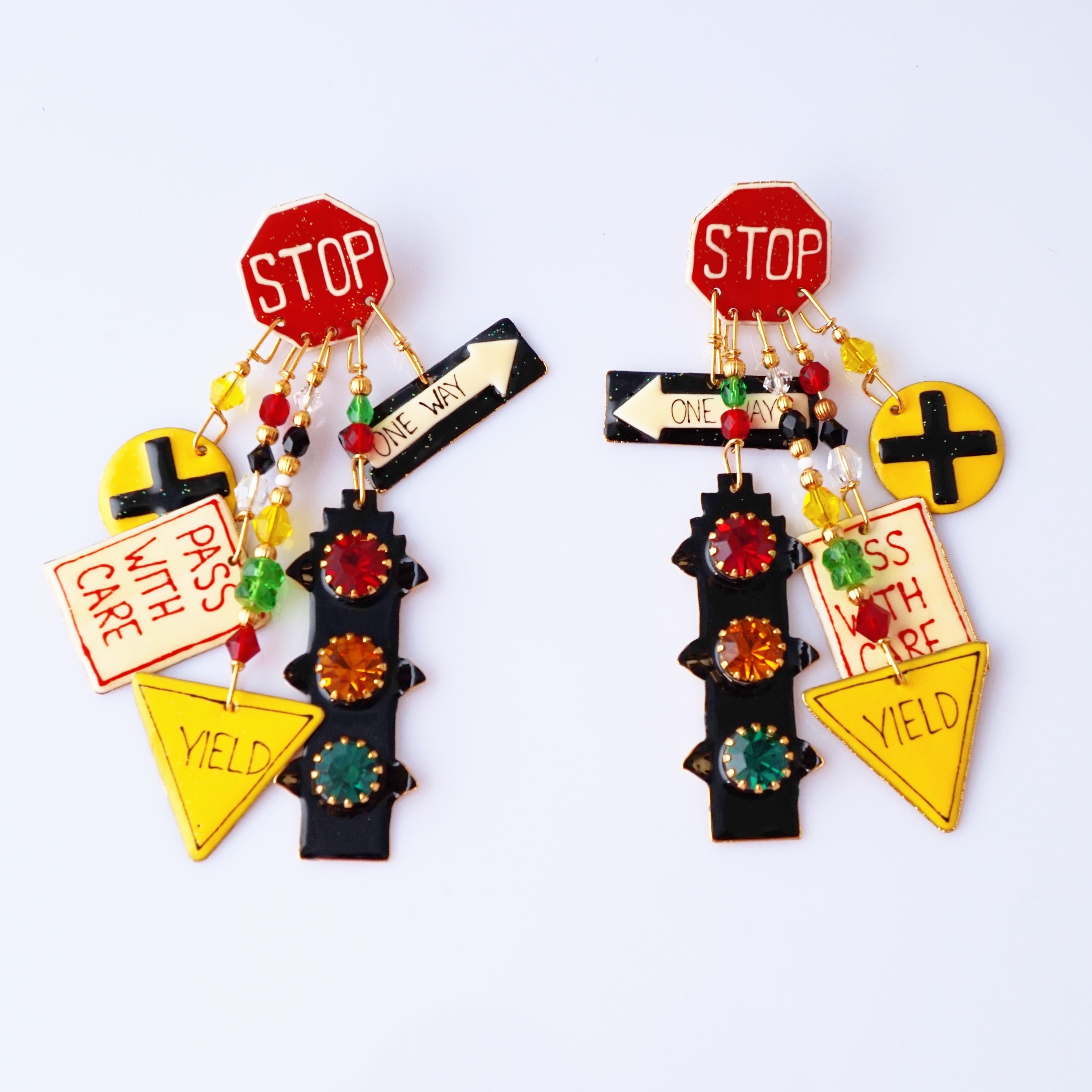 Questi orecchini di Lunch at the Ritz, risalenti alla fine degli anni '80, sono un vero e proprio caos pop-art nel miglior modo possibile: un allegro miscuglio di segnali di stop, triangoli di resa e semafori scintillanti di strass. Ogni orecchino