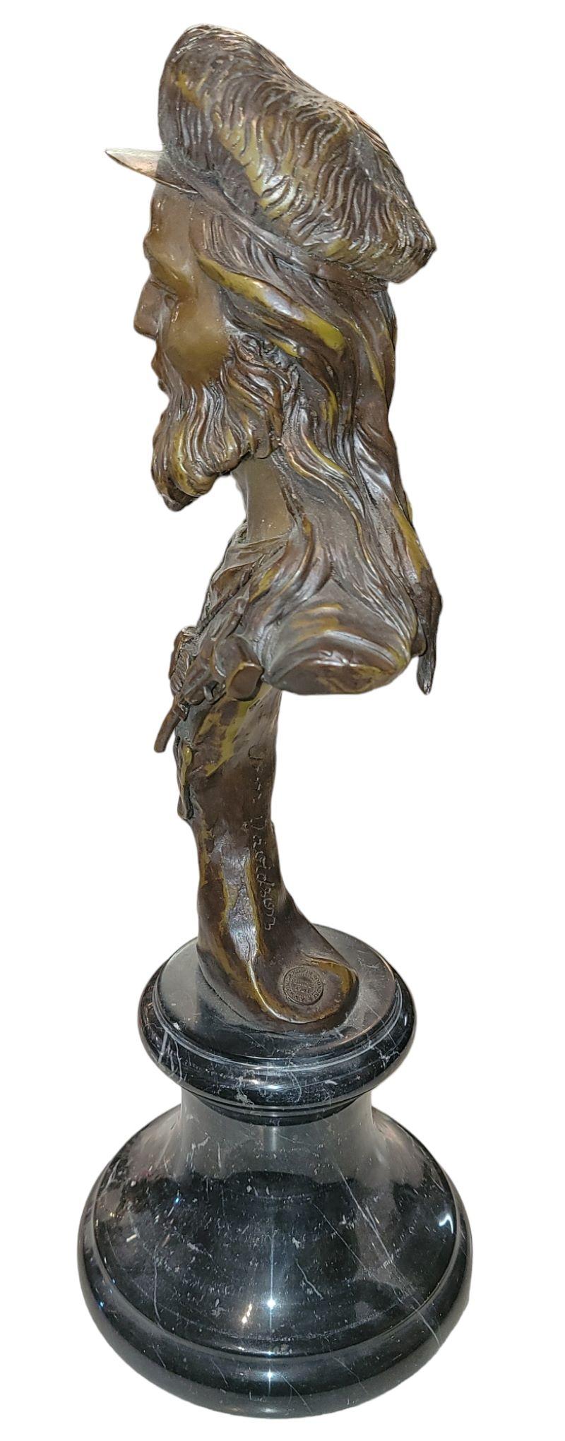 Scultura in bronzo di Jim Davidson datata e firmata 1981 con base in marmo nero. Misure circa 7 di diametro x 19 di altezza
