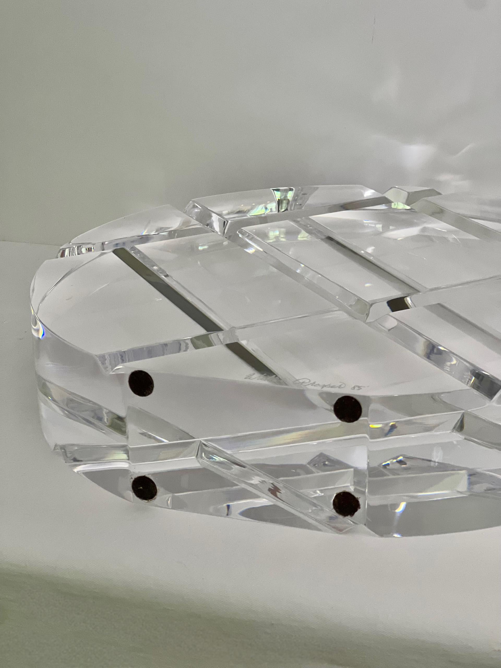 Scultura geometrica rotonda in lucite degli anni '80 firmata da Walter Prosper in vendita 5