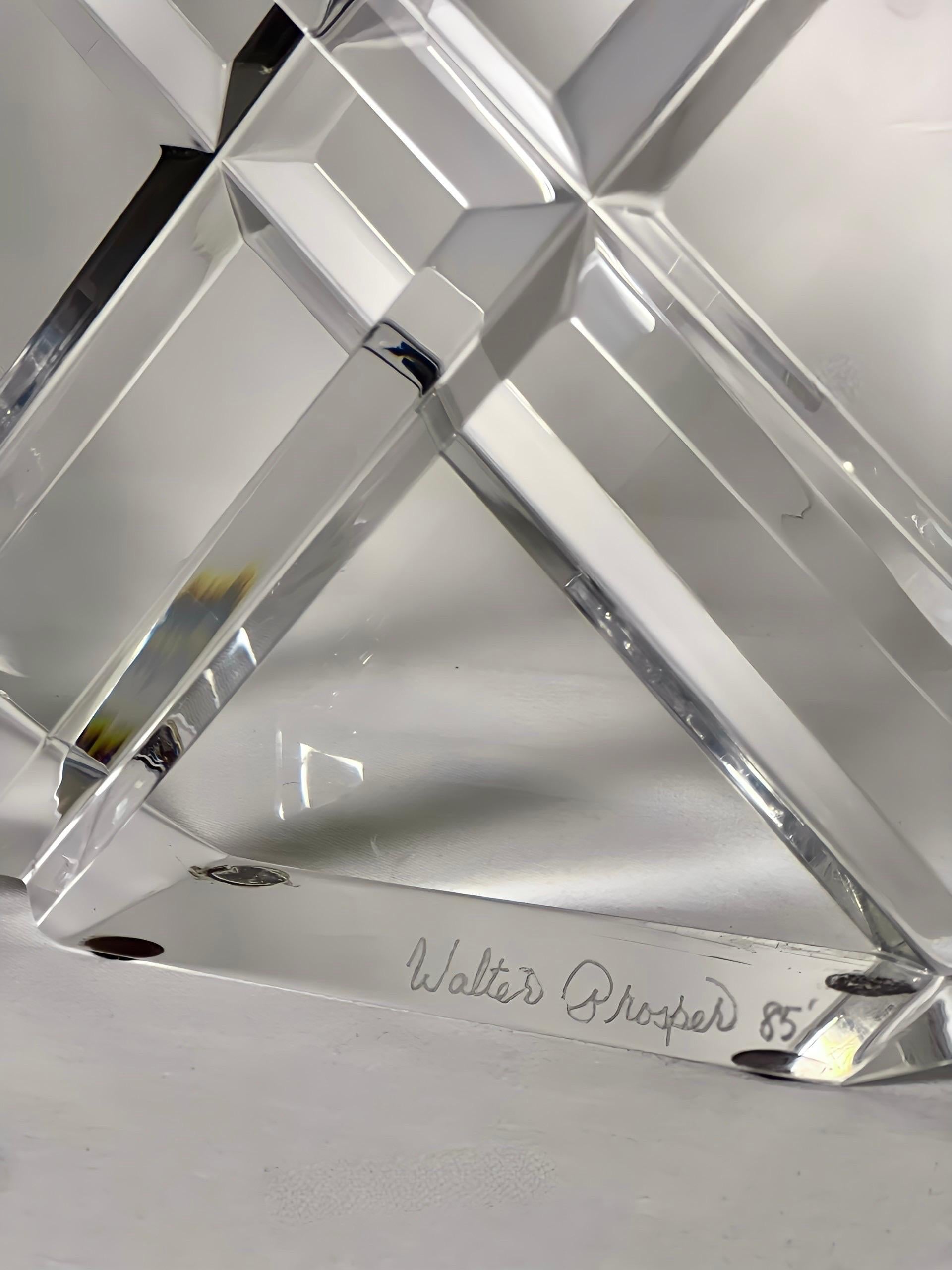 Scultura geometrica rotonda in lucite degli anni '80 firmata da Walter Prosper in vendita 6