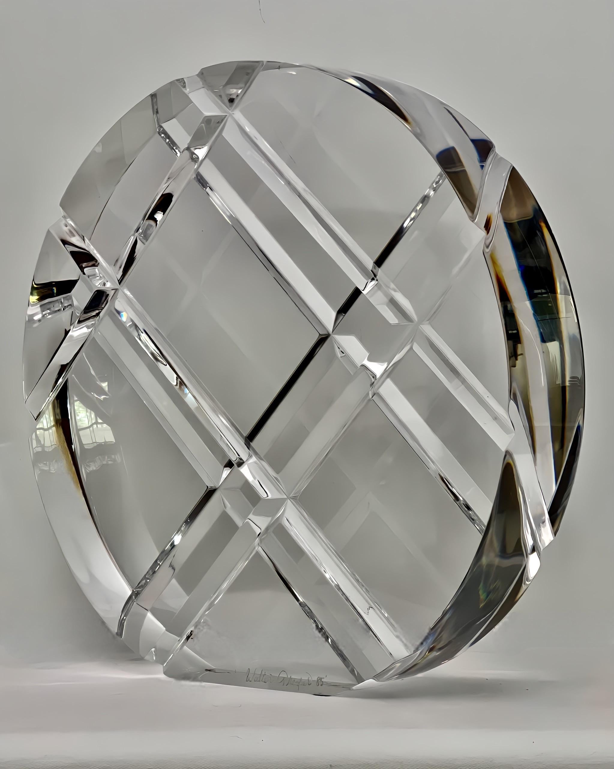 Grande scultura rotonda in lucite degli anni '80 di Walter Prosper.  Questo imponente pezzo sfoggia un'estetica pulita e moderna con un motivo a reticolo smussato profondamente tagliato che cattura la luce e un momento ad ogni angolo.  È bellissima