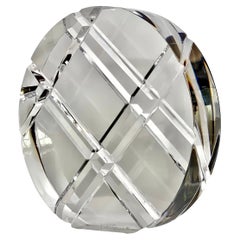Scultura geometrica rotonda in lucite degli anni '80 firmata da Walter Prosper