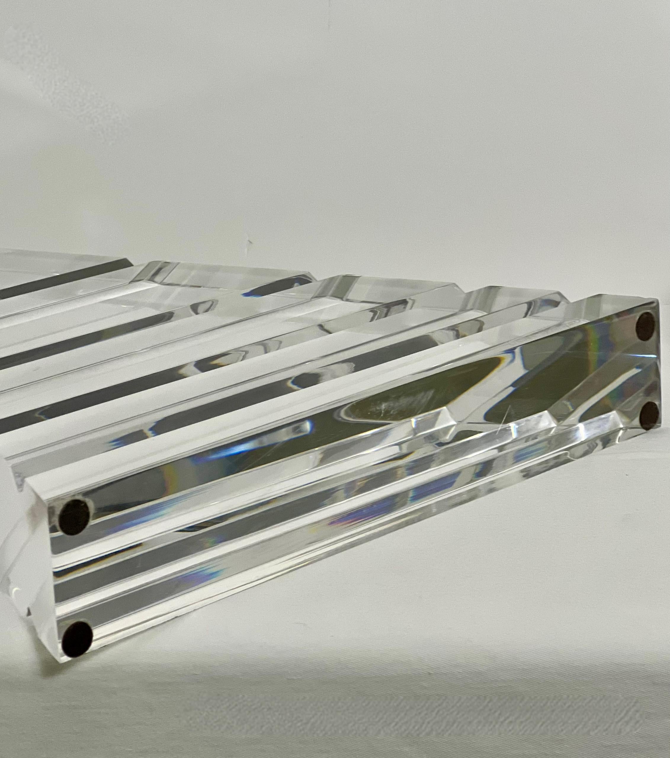Scultura geometrica triangolare in lucite degli anni '80 firmata da Walter Prosper in vendita 3