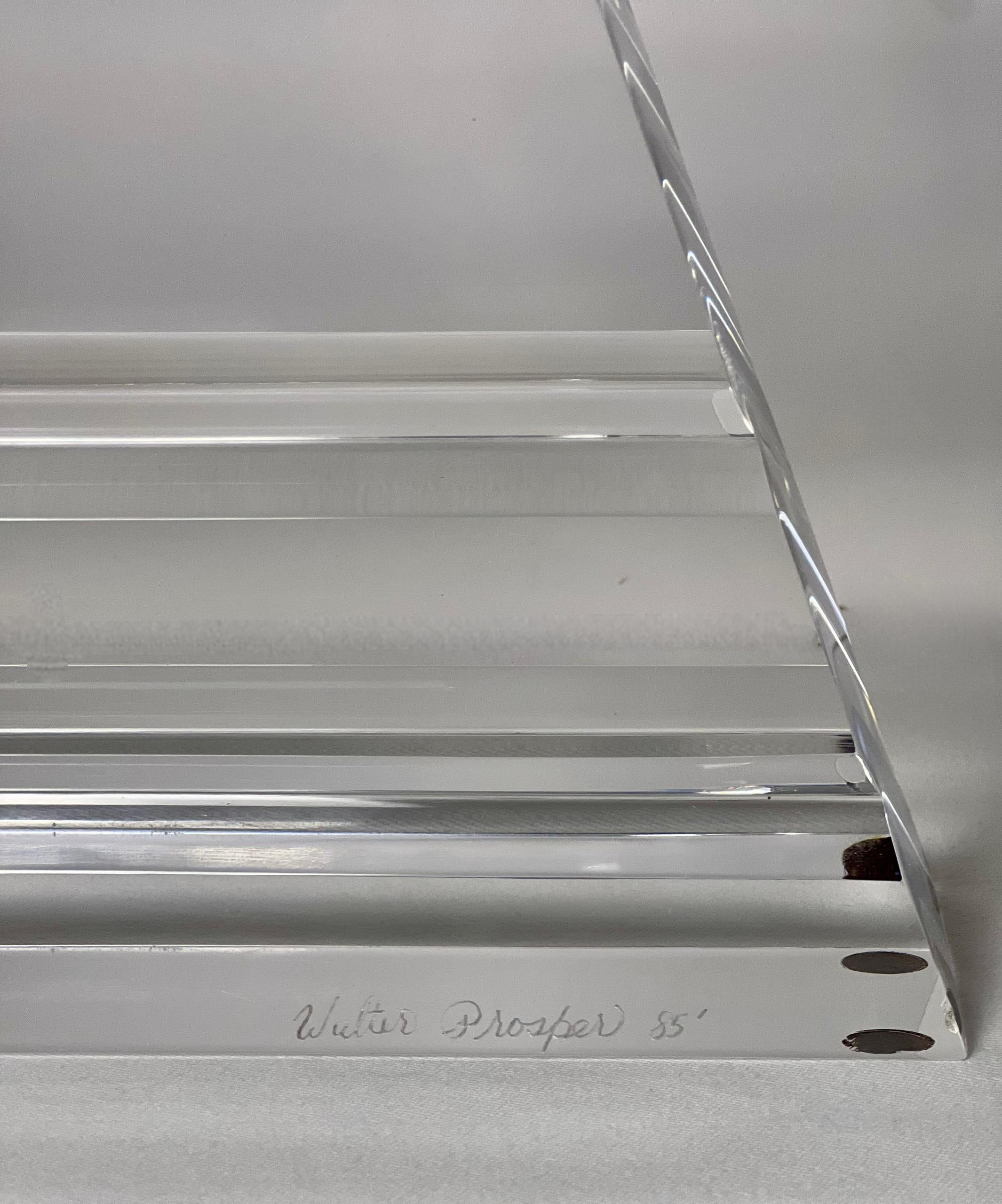 Scultura geometrica triangolare in lucite degli anni '80 firmata da Walter Prosper in vendita 4