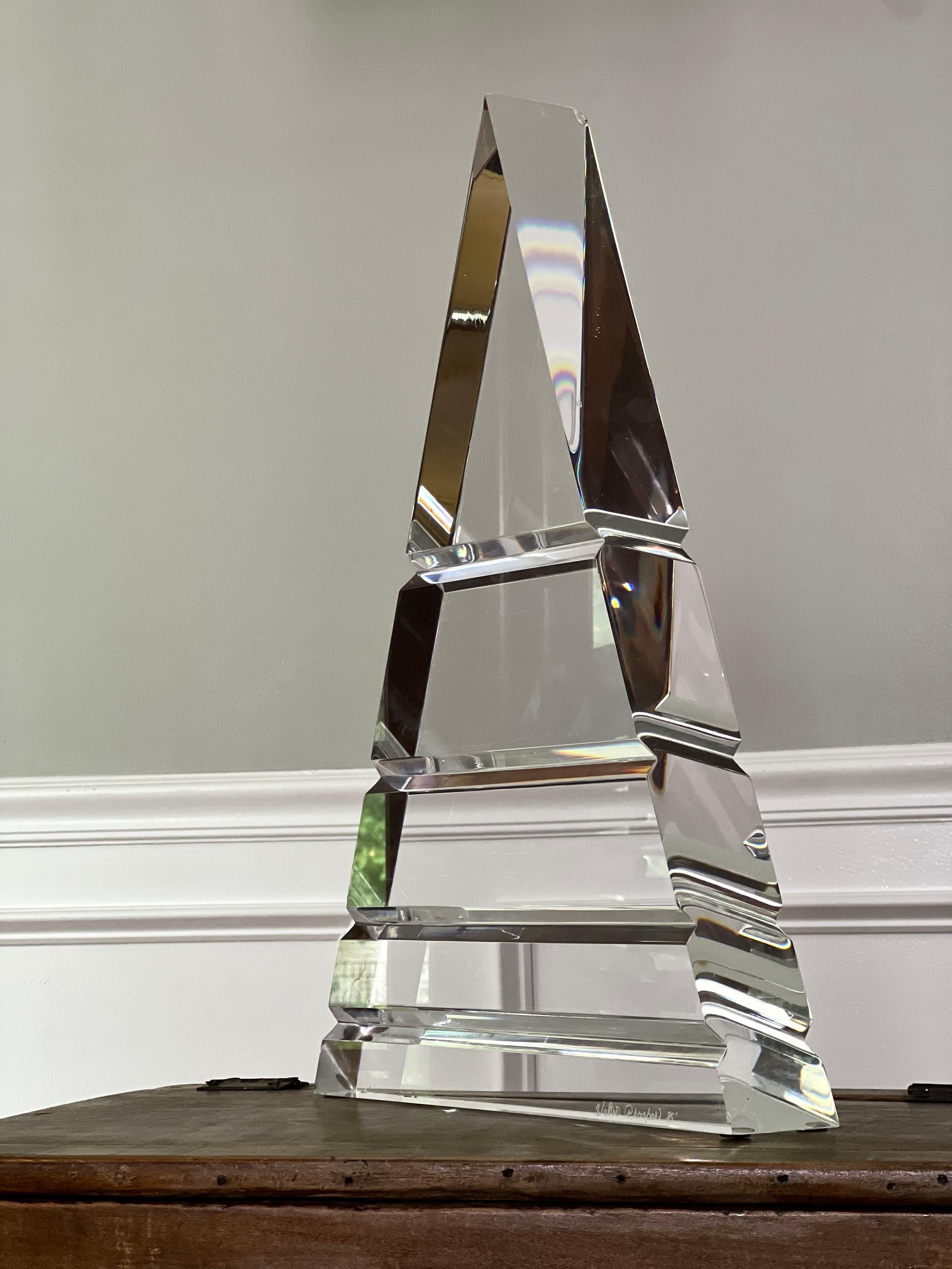 Grande scultura triangolare in lucite degli anni '80 di Walter Prosper.  Questo imponente pezzo sfoggia un'estetica pulita e moderna con smussi lineari profondamente tagliati che catturano la luce e il momento da ogni angolazione.  È bellissima in