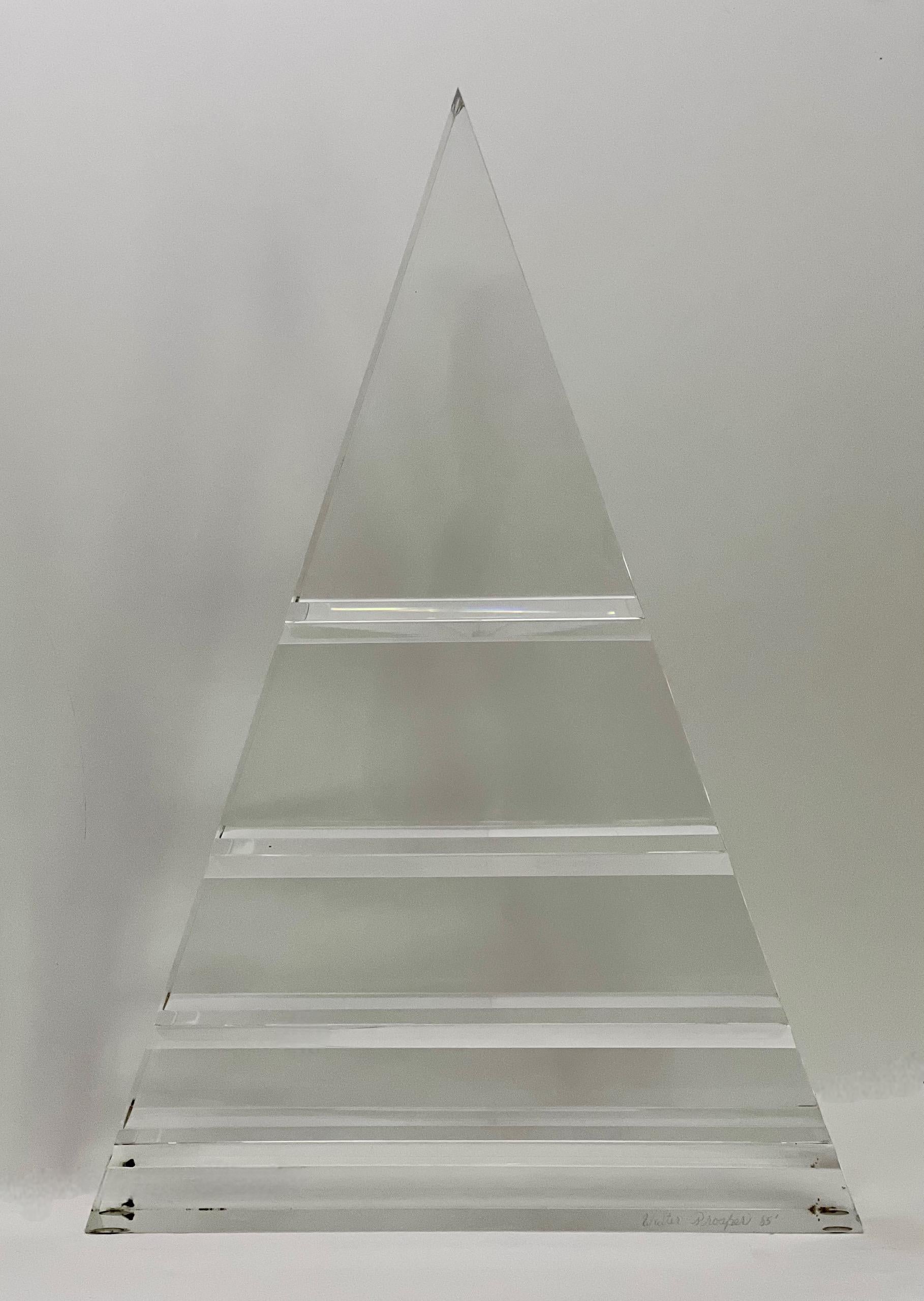 Moderno Scultura geometrica triangolare in lucite degli anni '80 firmata da Walter Prosper in vendita