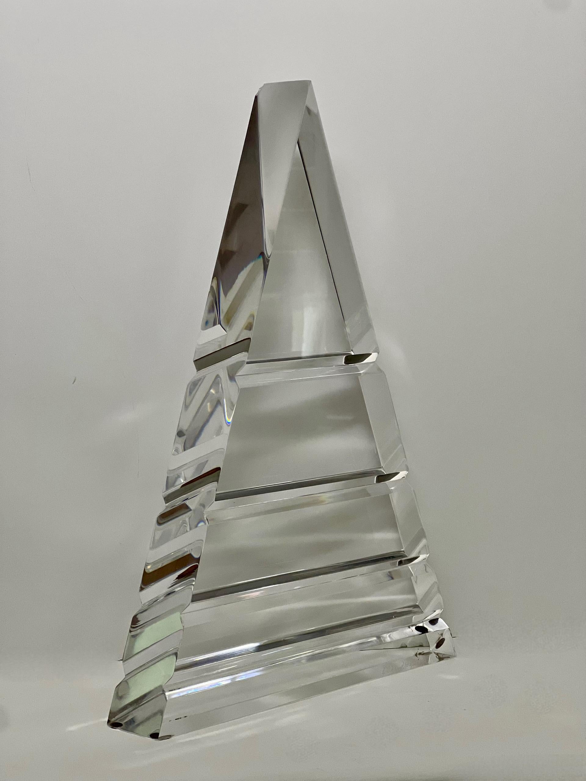 Nordamericano Scultura geometrica triangolare in lucite degli anni '80 firmata da Walter Prosper in vendita