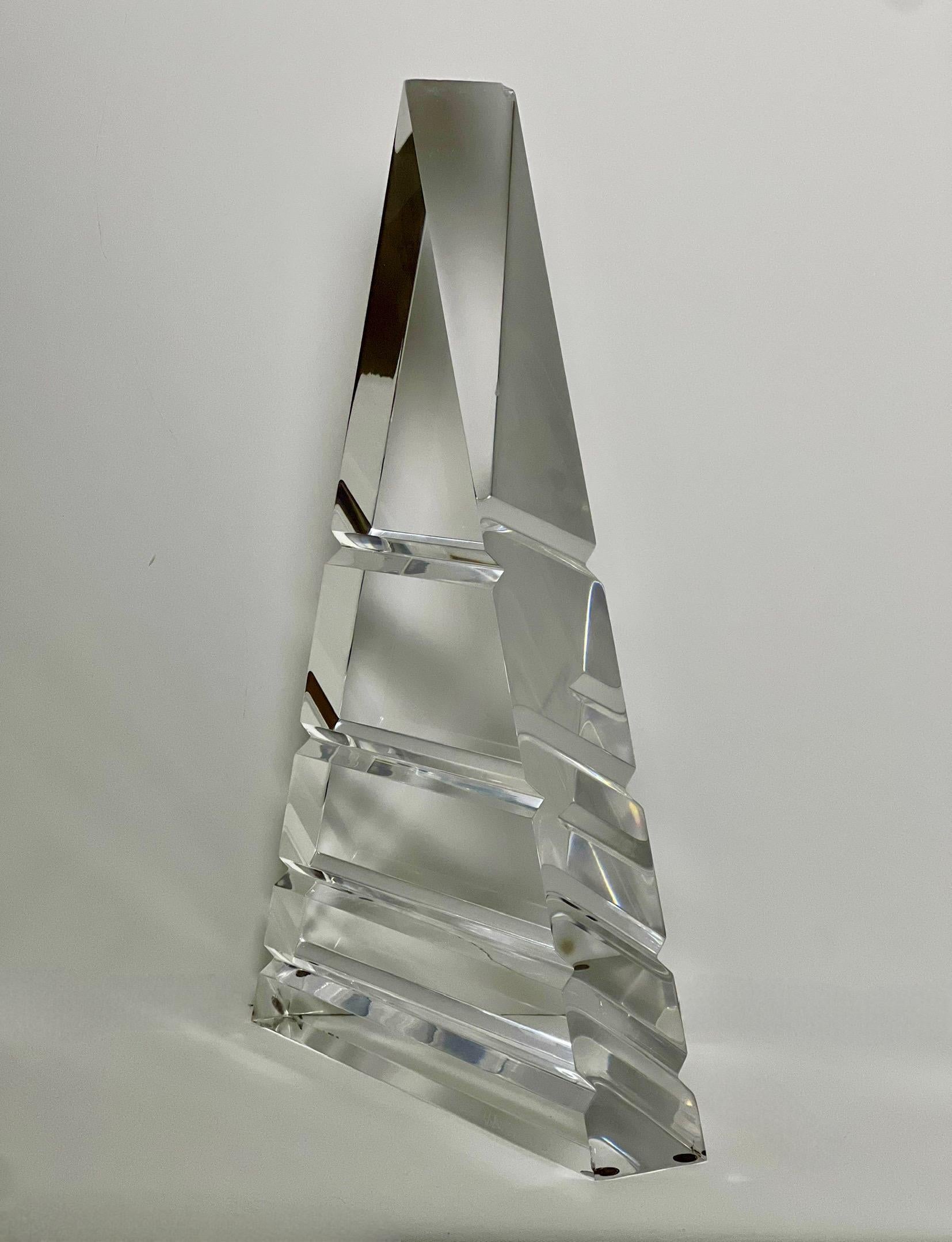 Scultura geometrica triangolare in lucite degli anni '80 firmata da Walter Prosper In condizioni buone in vendita a Doylestown, PA