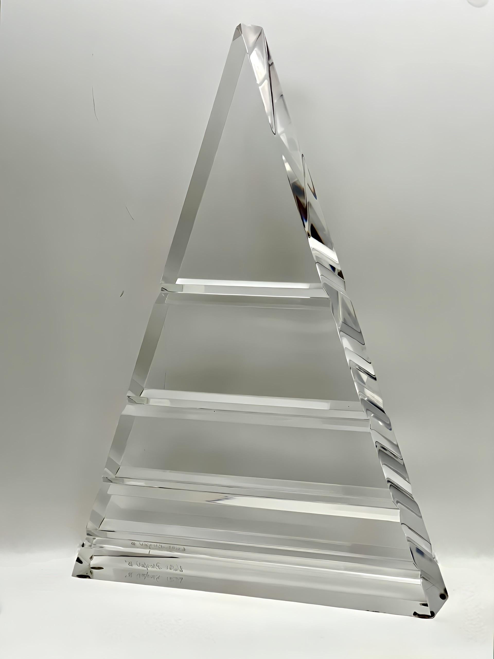 Fine XX secolo Scultura geometrica triangolare in lucite degli anni '80 firmata da Walter Prosper in vendita
