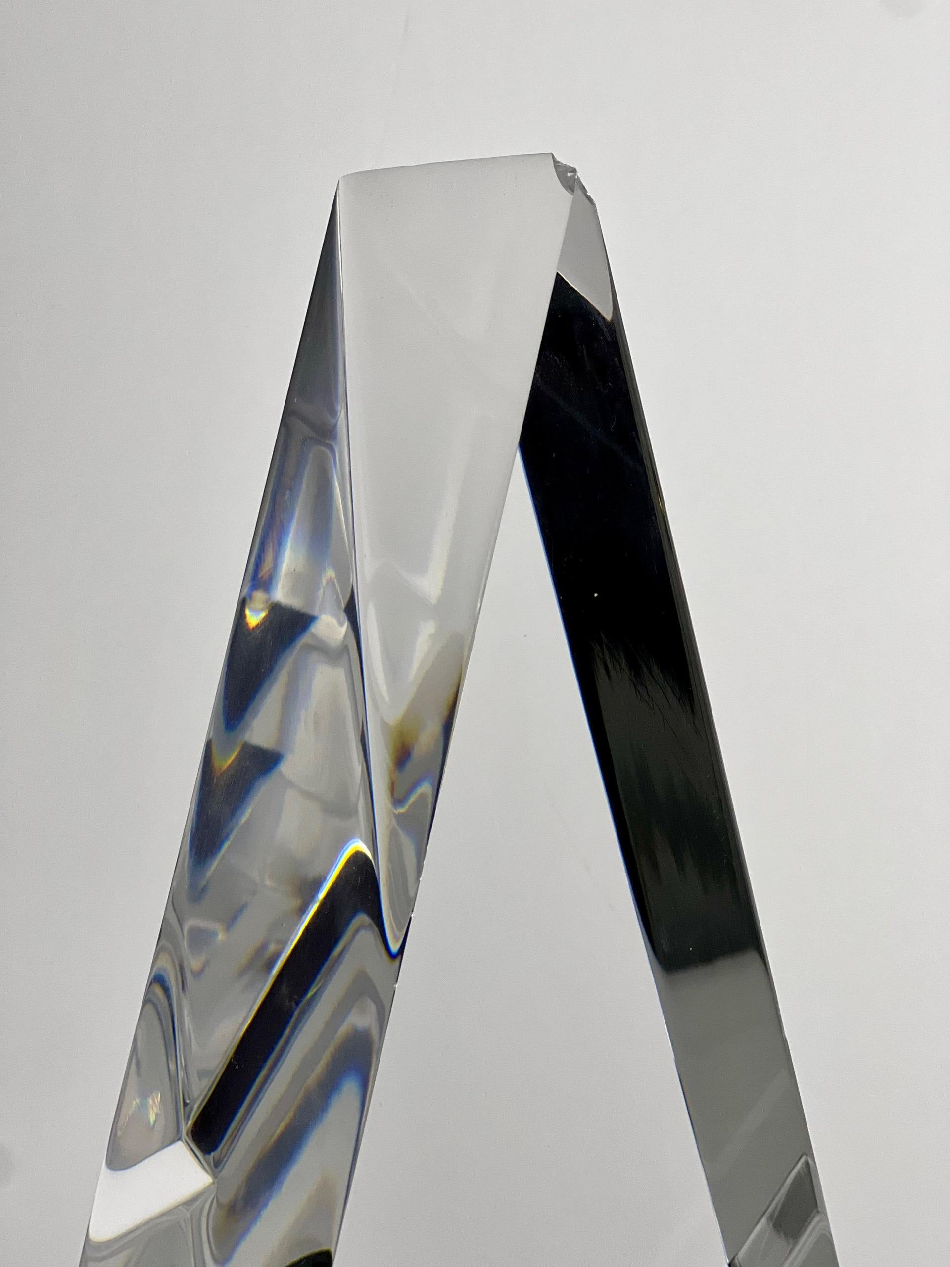Lucite Scultura geometrica triangolare in lucite degli anni '80 firmata da Walter Prosper in vendita