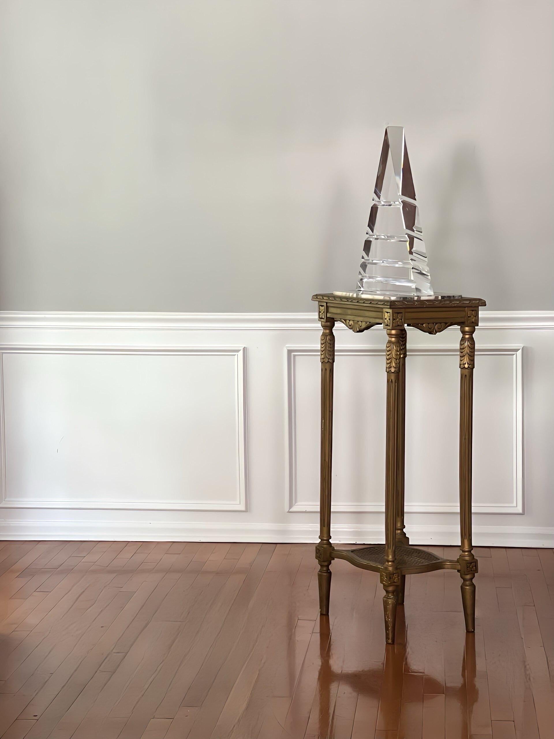 Scultura geometrica triangolare in lucite degli anni '80 firmata da Walter Prosper in vendita 2