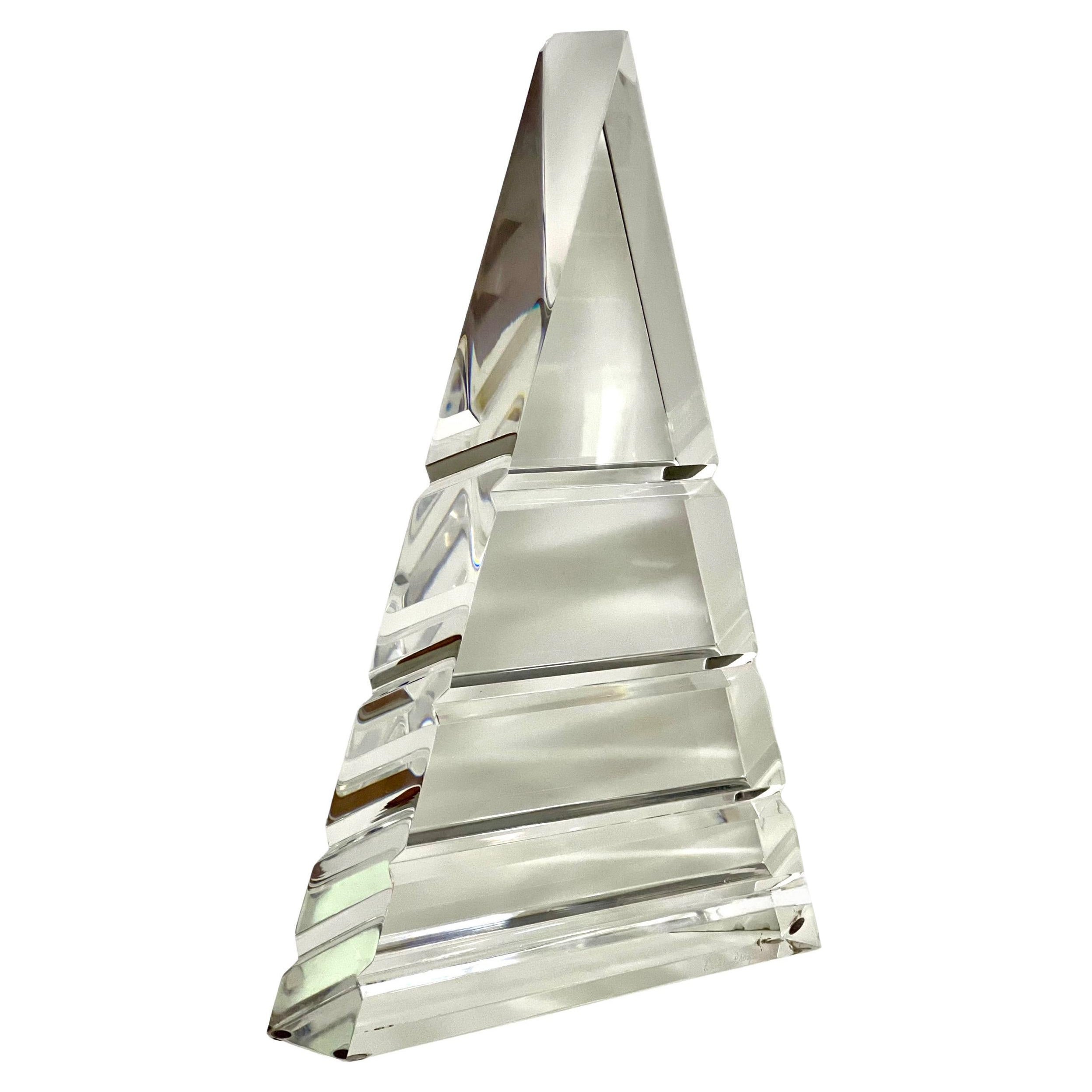 Scultura geometrica triangolare in lucite degli anni '80 firmata da Walter Prosper in vendita