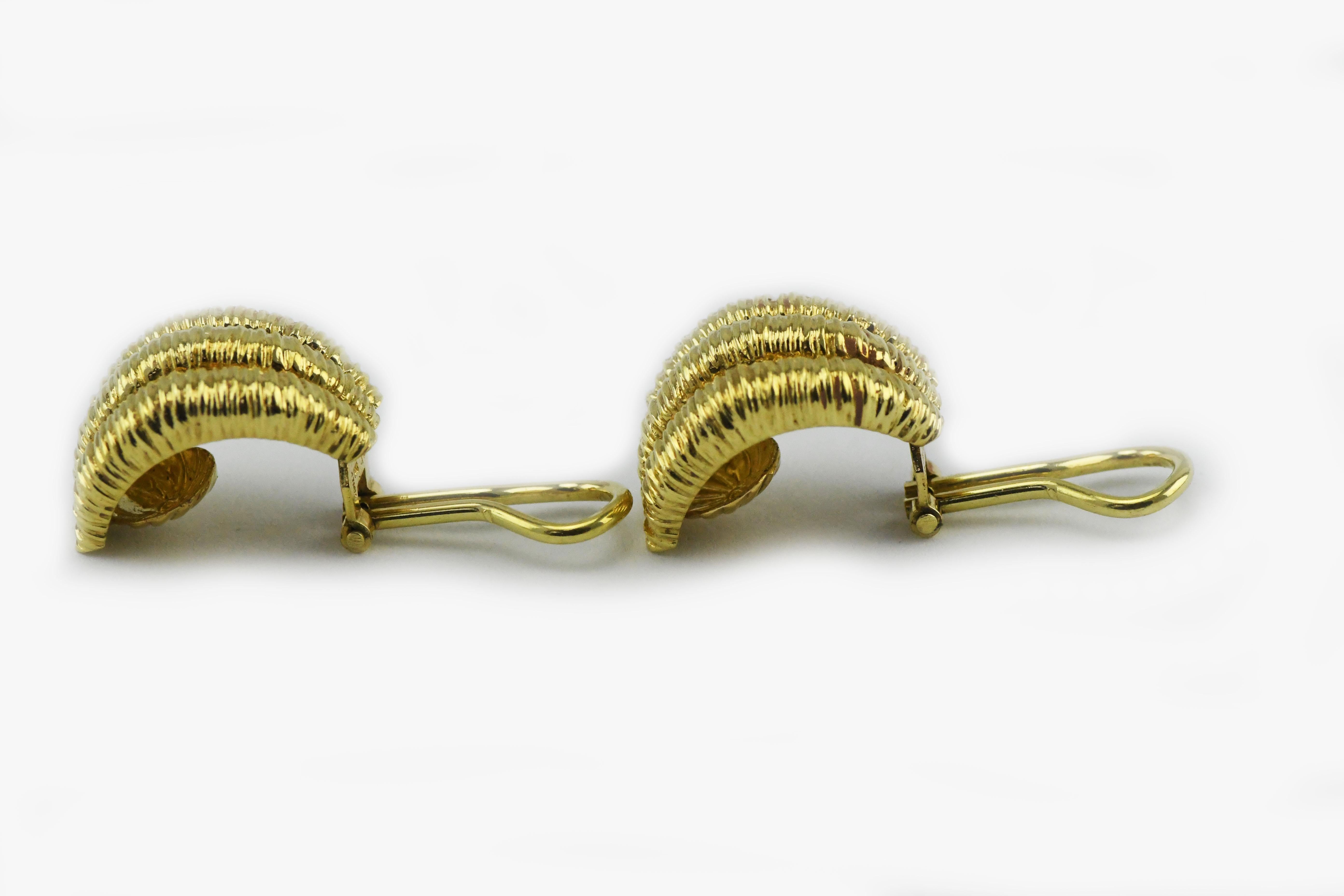 Women's 1980s Signed OWC 18 Karat Solid Gold Italian Earrings For Sale
