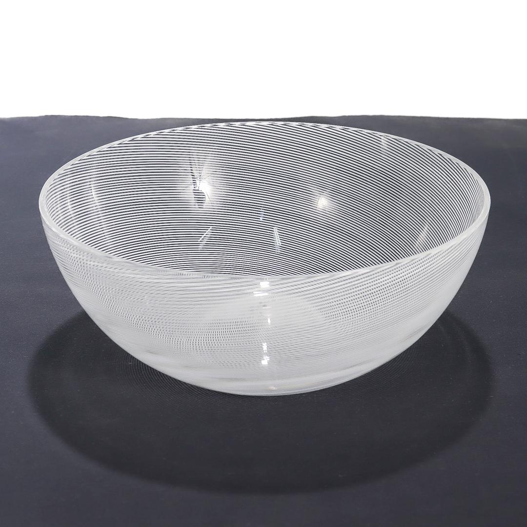 Mid-Century moderno Ciotola in vetro di Murano firmata Venini White Mezza Filigrana degli anni '80 in vendita