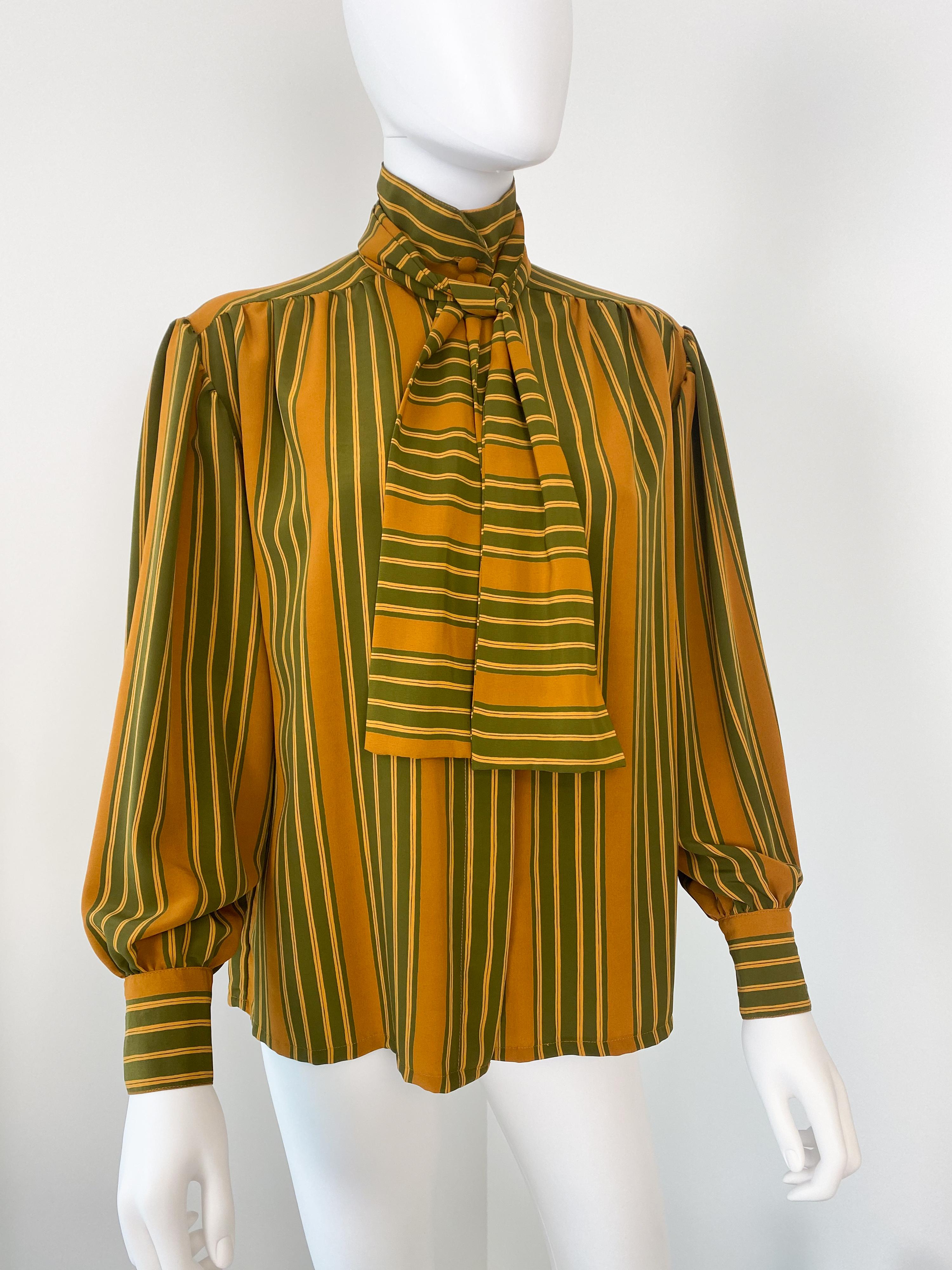 Blusa de viscosa sedosa de los años 80 Rayas verdes y azafrán Talla 10/12 en Excelente estado para la venta en Atlanta, GA