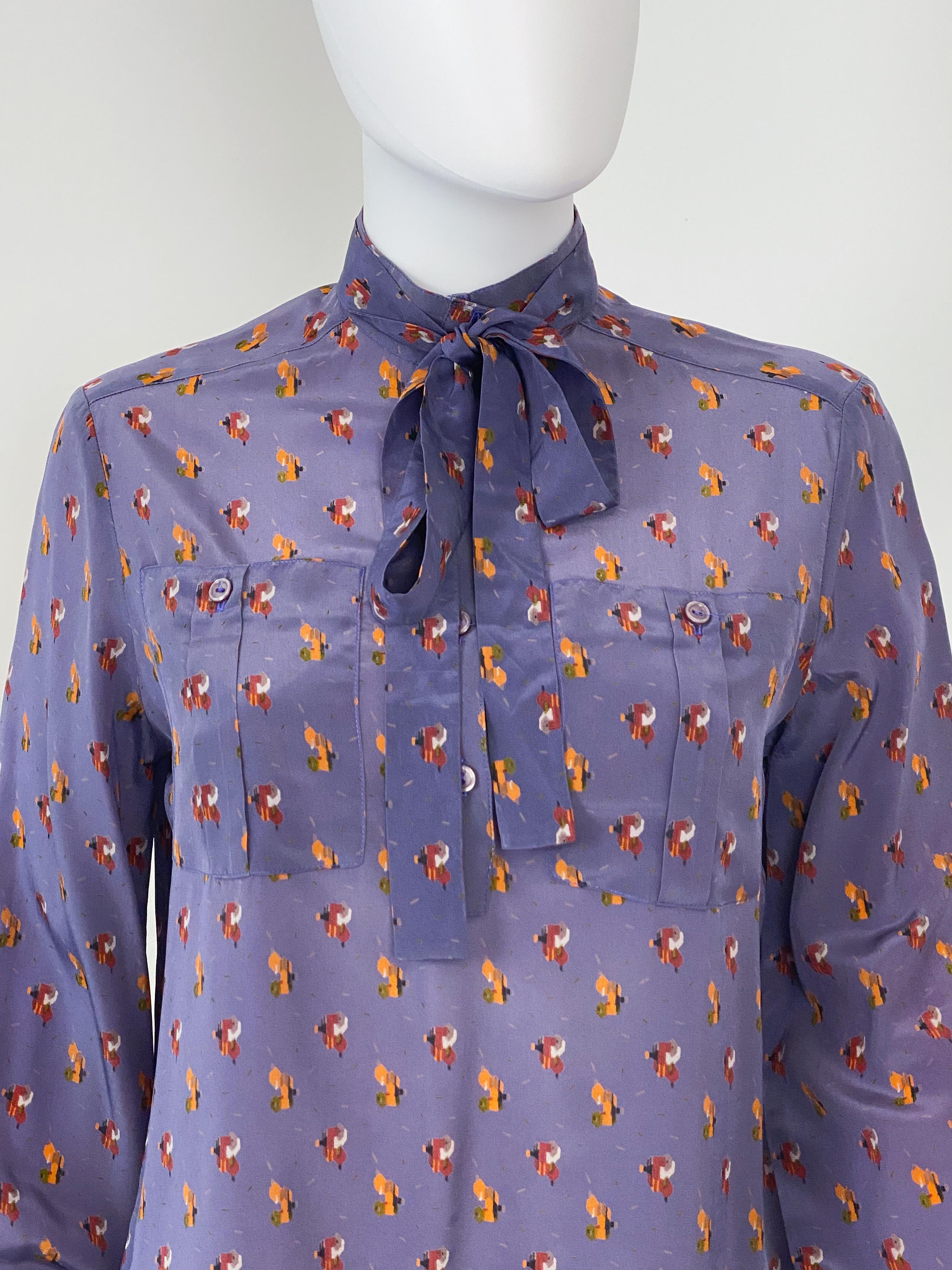 Gris Chemisier en viscose soie violet avec décor imprimé des années 1980, taille 6 en vente