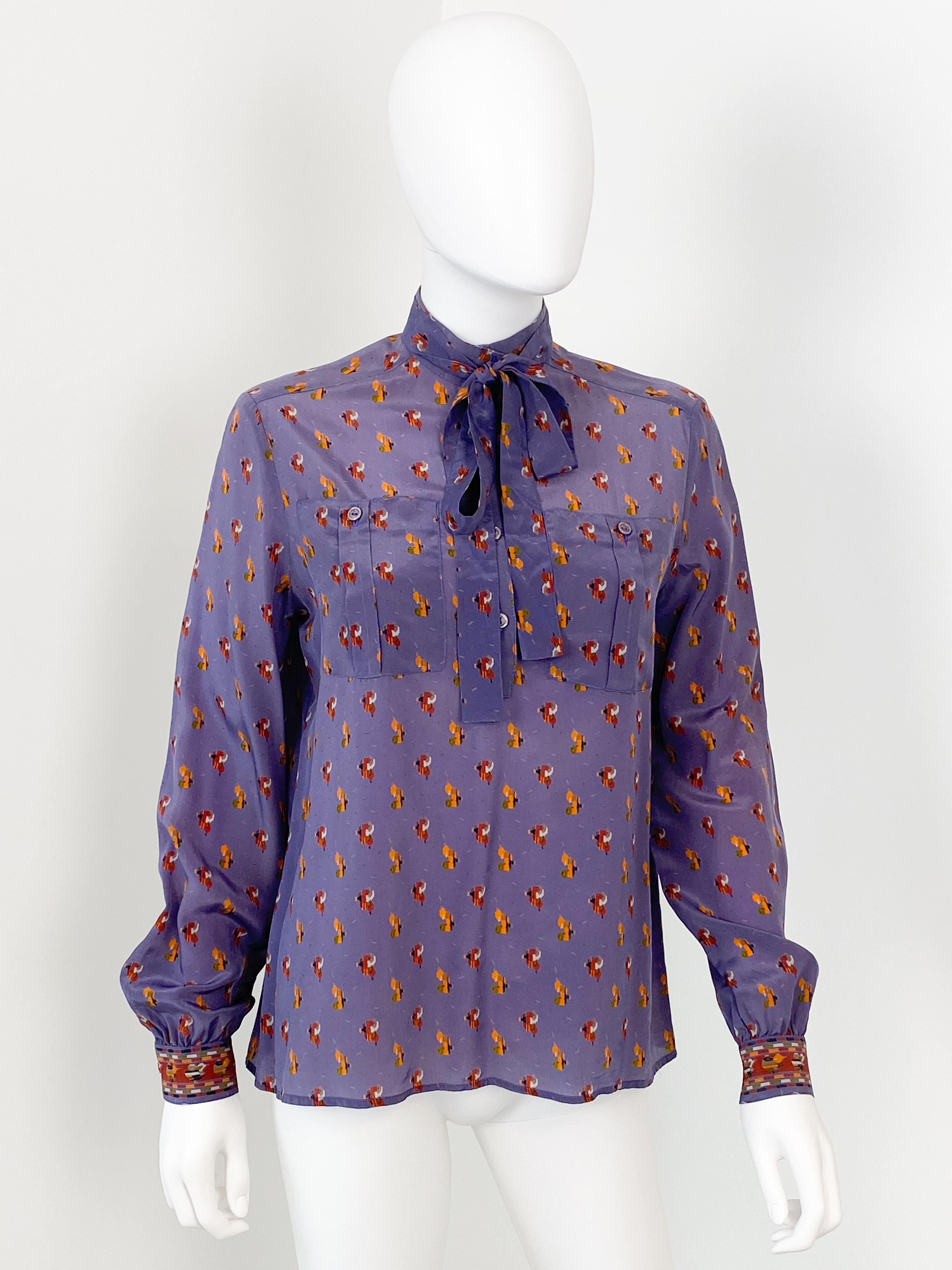 Chemisier en viscose soie violet avec décor imprimé des années 1980, taille 6 Excellent état - En vente à Atlanta, GA