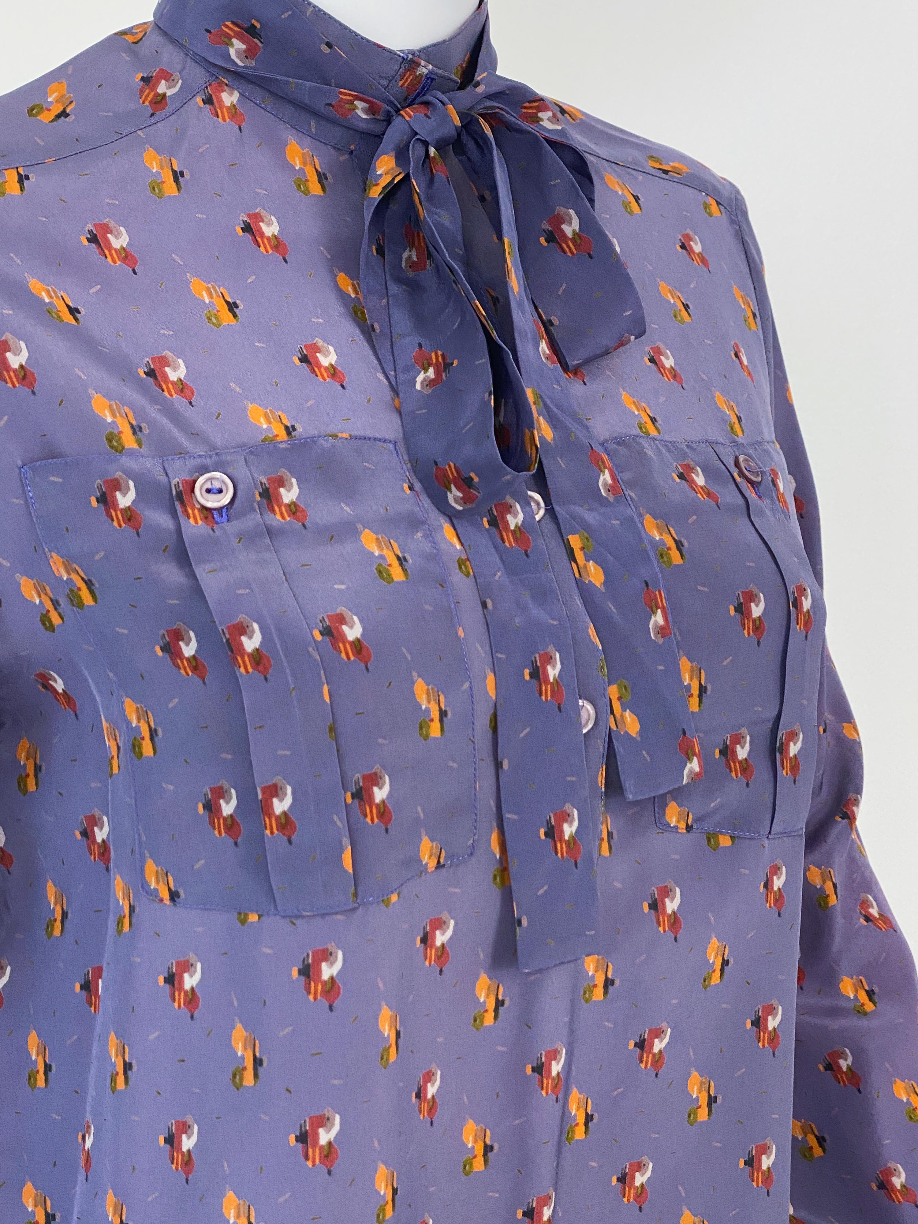 Chemisier en viscose soie violet avec décor imprimé des années 1980, taille 6 en vente 2
