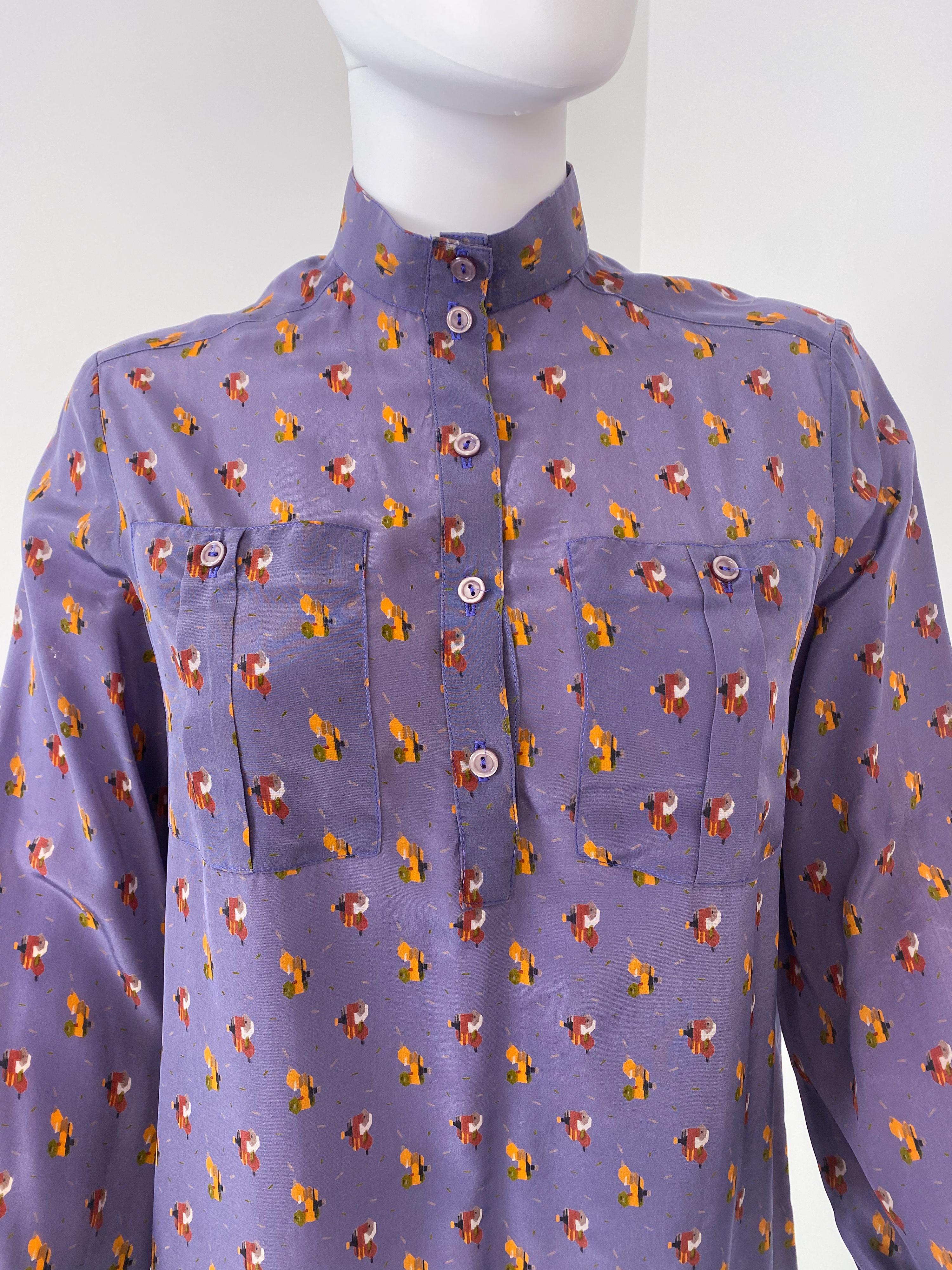 Chemisier en viscose soie violet avec décor imprimé des années 1980, taille 6 en vente 3