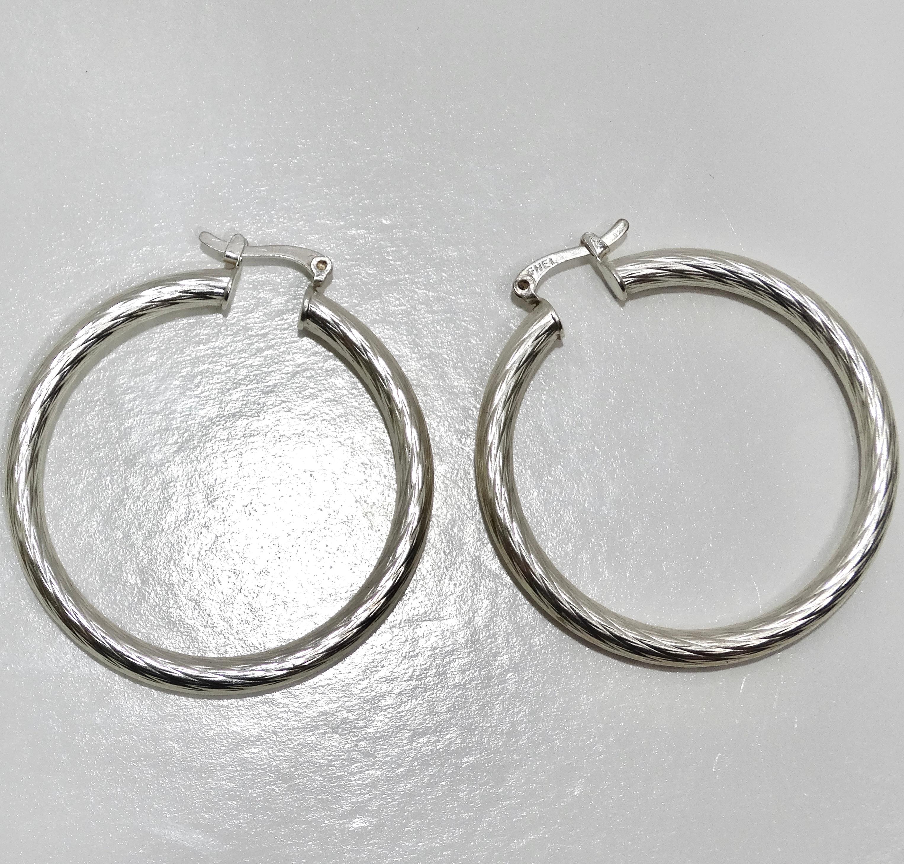 Eleva tu estilo con estos pendientes de aro de plata 925 de los años 80, un par de pendientes vintage clásicos y versátiles que añaden un toque de sofisticación a cualquier conjunto. Elaborados en plata maciza 925, estos pendientes de aro redondo
