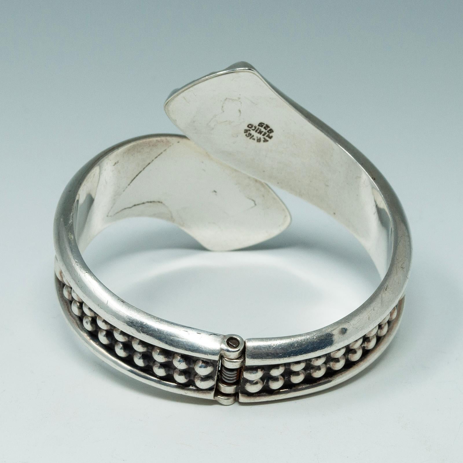 1980s Silver Heart Clamper Bracelet, Taxco, Mexico In Good Condition For Sale In Point Richmond, CA