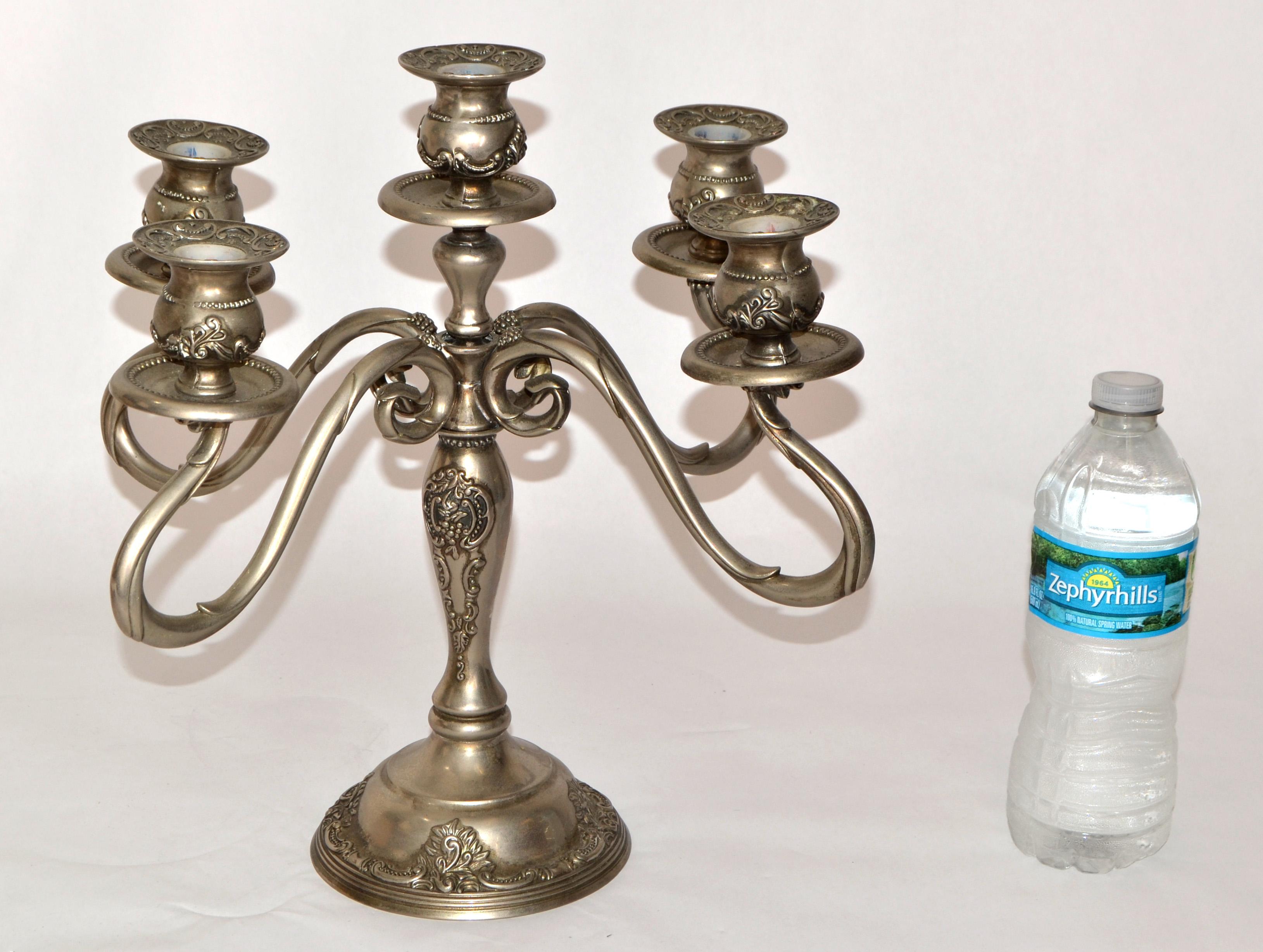 Goffrato Candelabro a 5 luci GSA Godinger Silver Art British Colonial placcato in argento del 1980 in vendita