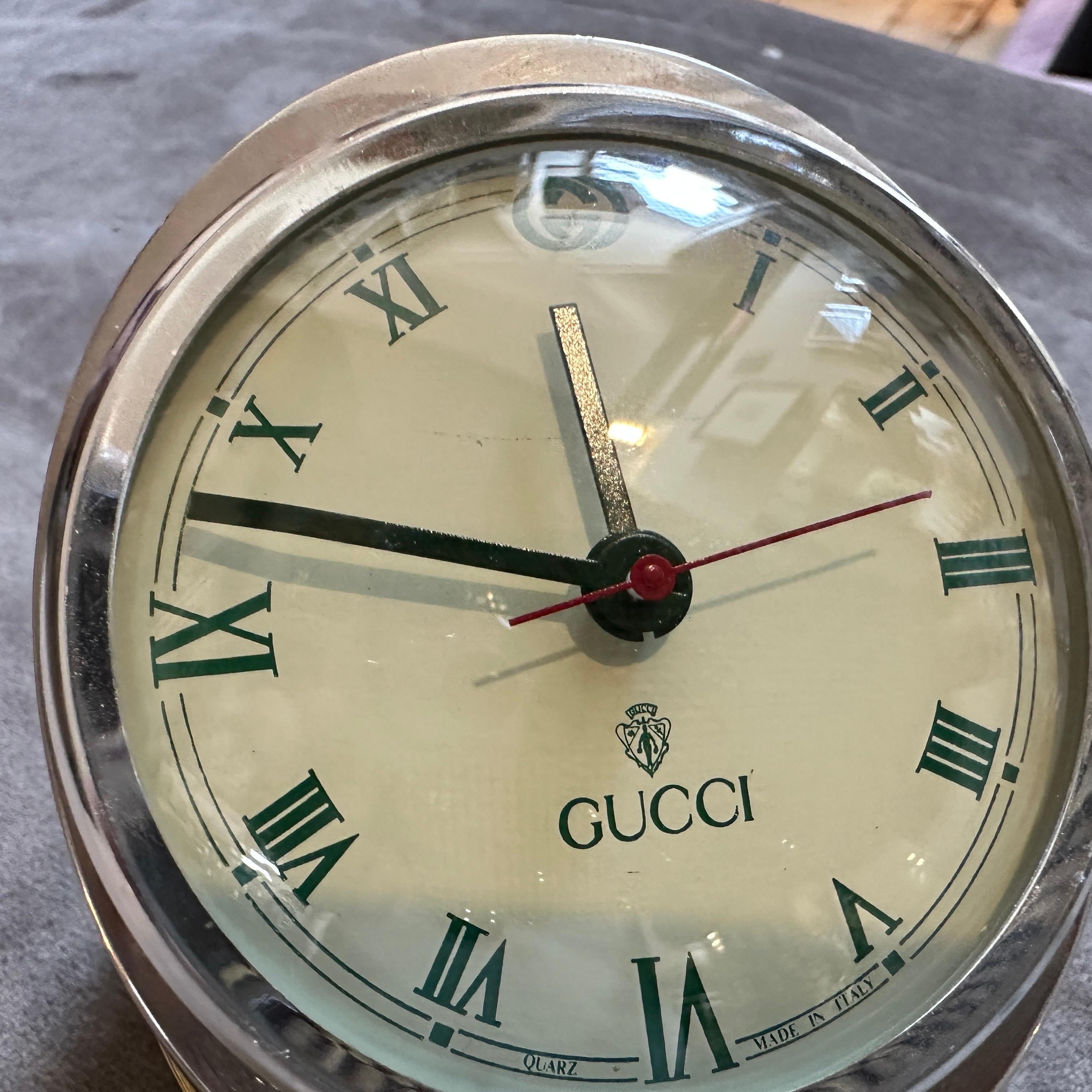 1980er Jahre Versilberte und Messing Tischuhr von Gucci im Angebot 3