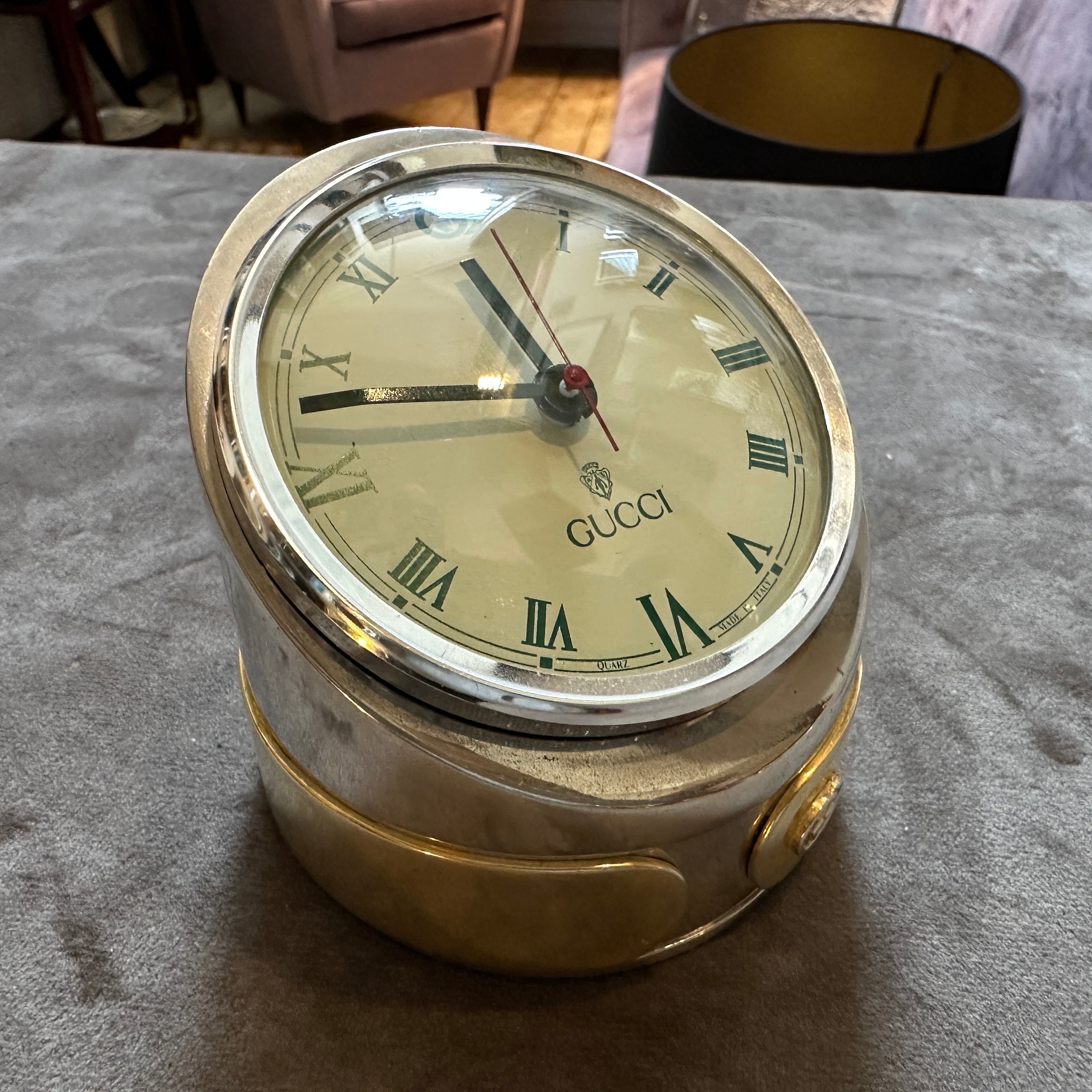 Seltene 1980er Gucci Tischuhr aus Silber und Messing
Diese exquisite Vintage-Tischuhr von Gucci ist ein wahres Zeugnis des Luxusdesigns der 1980er Jahre. Mit einer raffinierten Mischung aus Versilberung und poliertem Messing verkörpert dieser