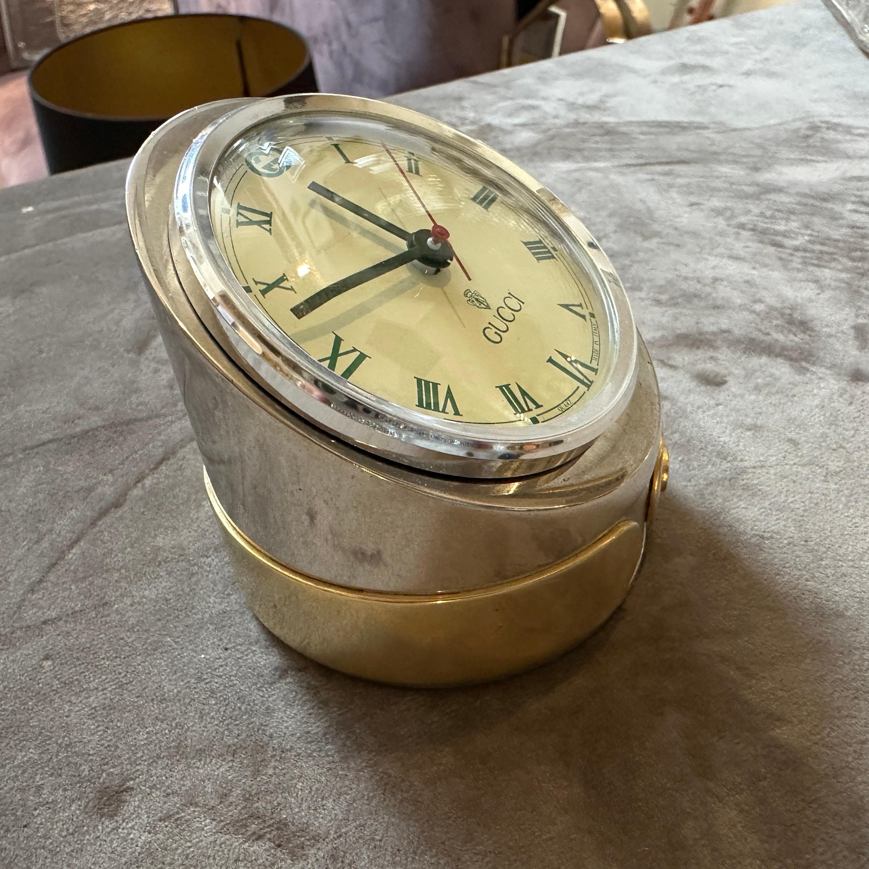 1980er Jahre Versilberte und Messing Tischuhr von Gucci (Moderne) im Angebot