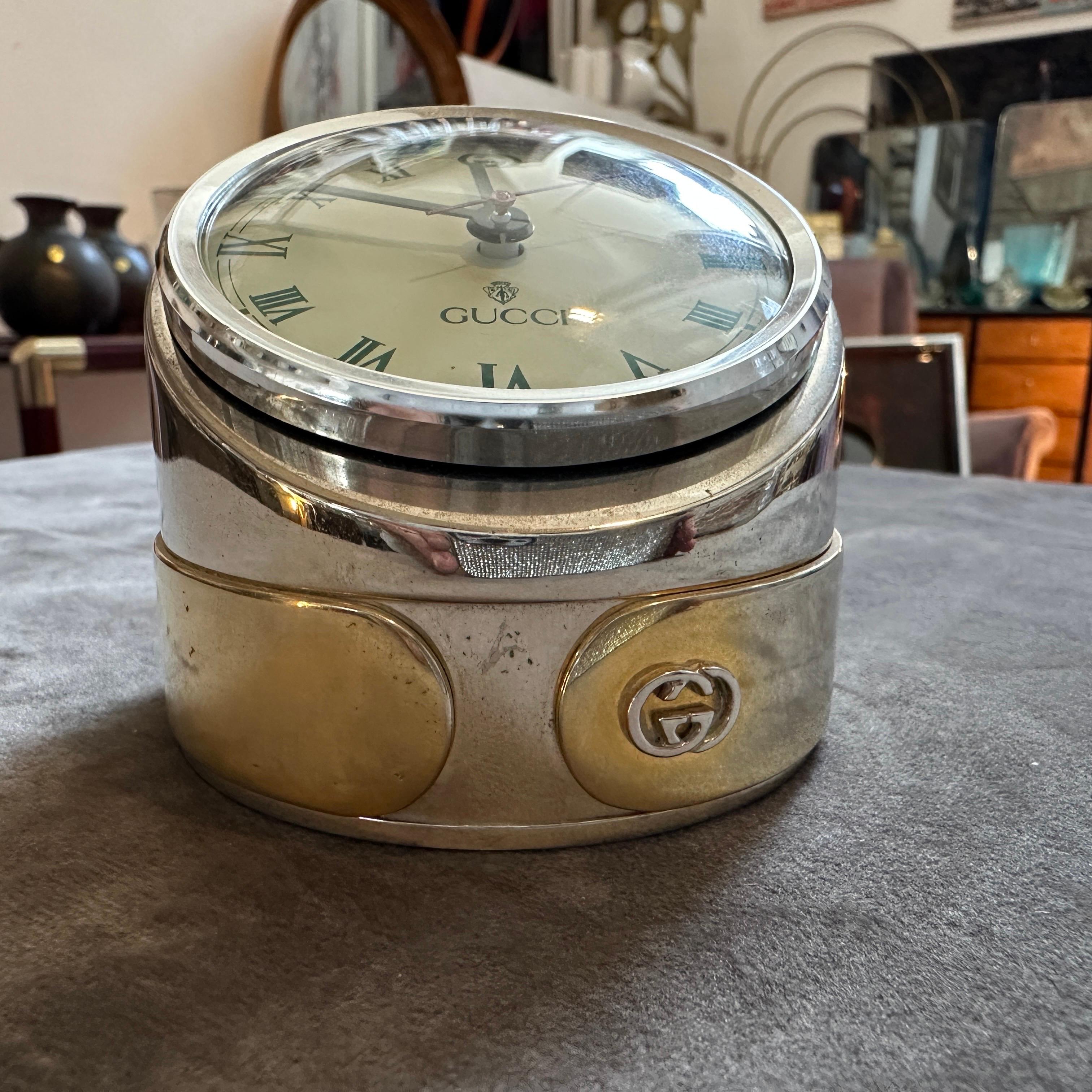 1980er Jahre Versilberte und Messing Tischuhr von Gucci im Angebot 2