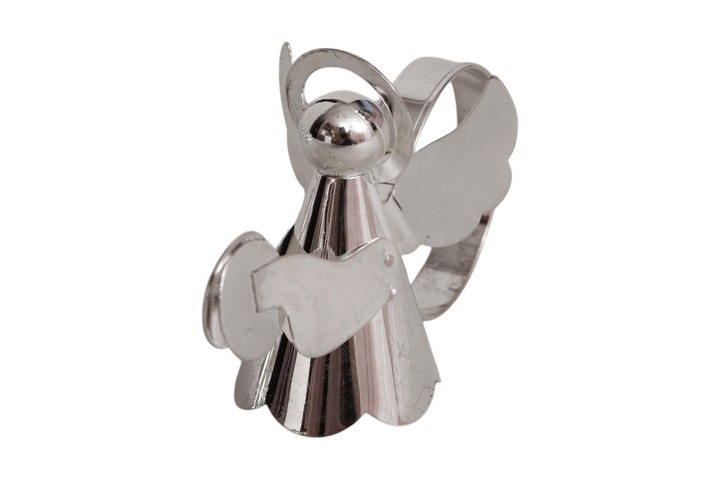 Un set di dodici portatovaglioli placcati in argento degli anni '80, a forma di angeli. Le forme coniche con bordo smerlato formano i corpi, con semplici braccia, ali, teste, aureole e portatovaglioli, tutti realizzati in lastra d'argento.