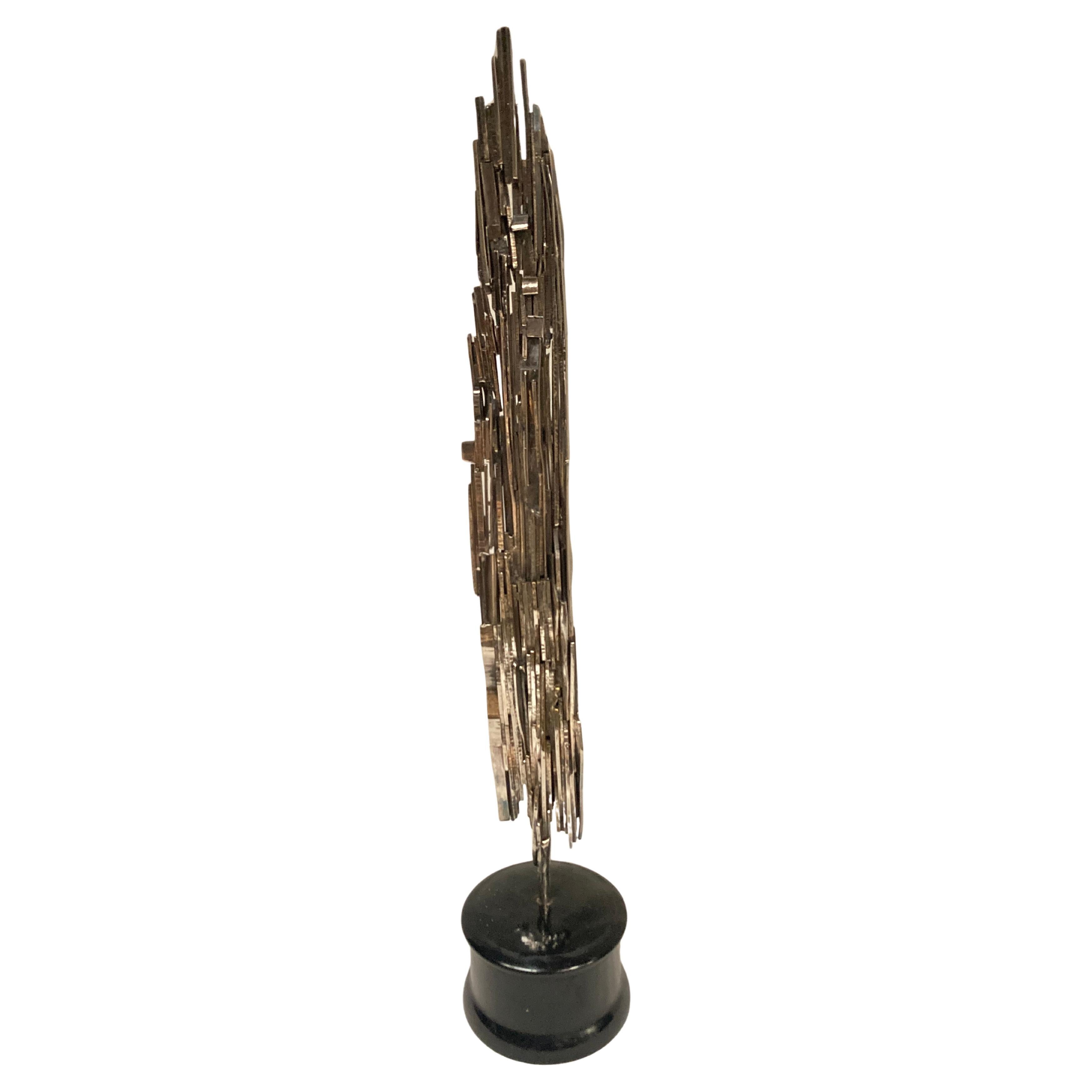 Escultura brutalista de bronce plateado de los años 80 firmada por Luco Brescono