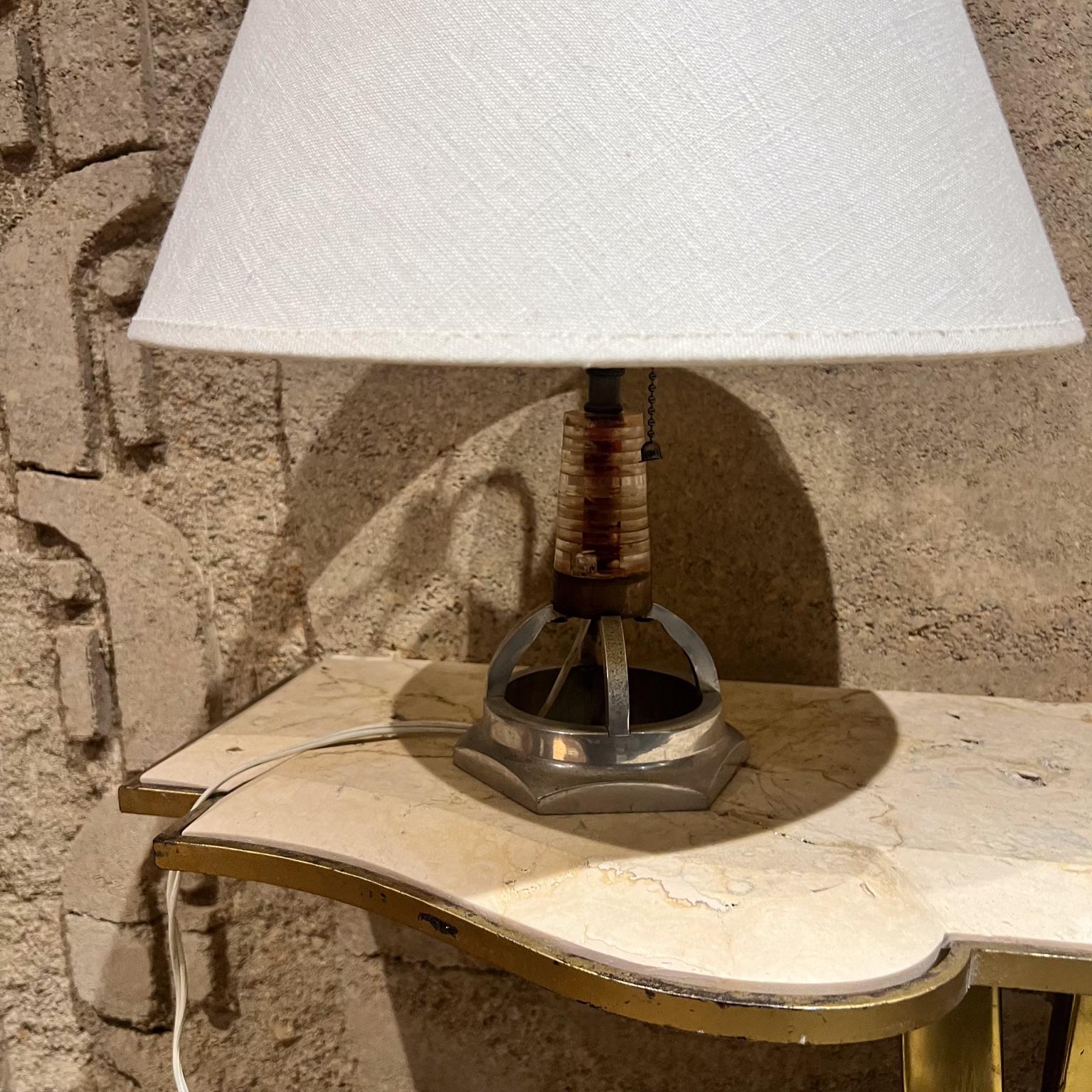 Lampada da tavolo in alluminio di piccole dimensioni degli anni '80 Forma geometrica In condizioni buone in vendita a Chula Vista, CA