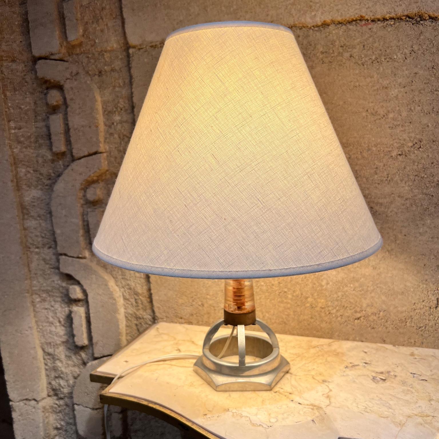 XX secolo Lampada da tavolo in alluminio di piccole dimensioni degli anni '80 Forma geometrica in vendita