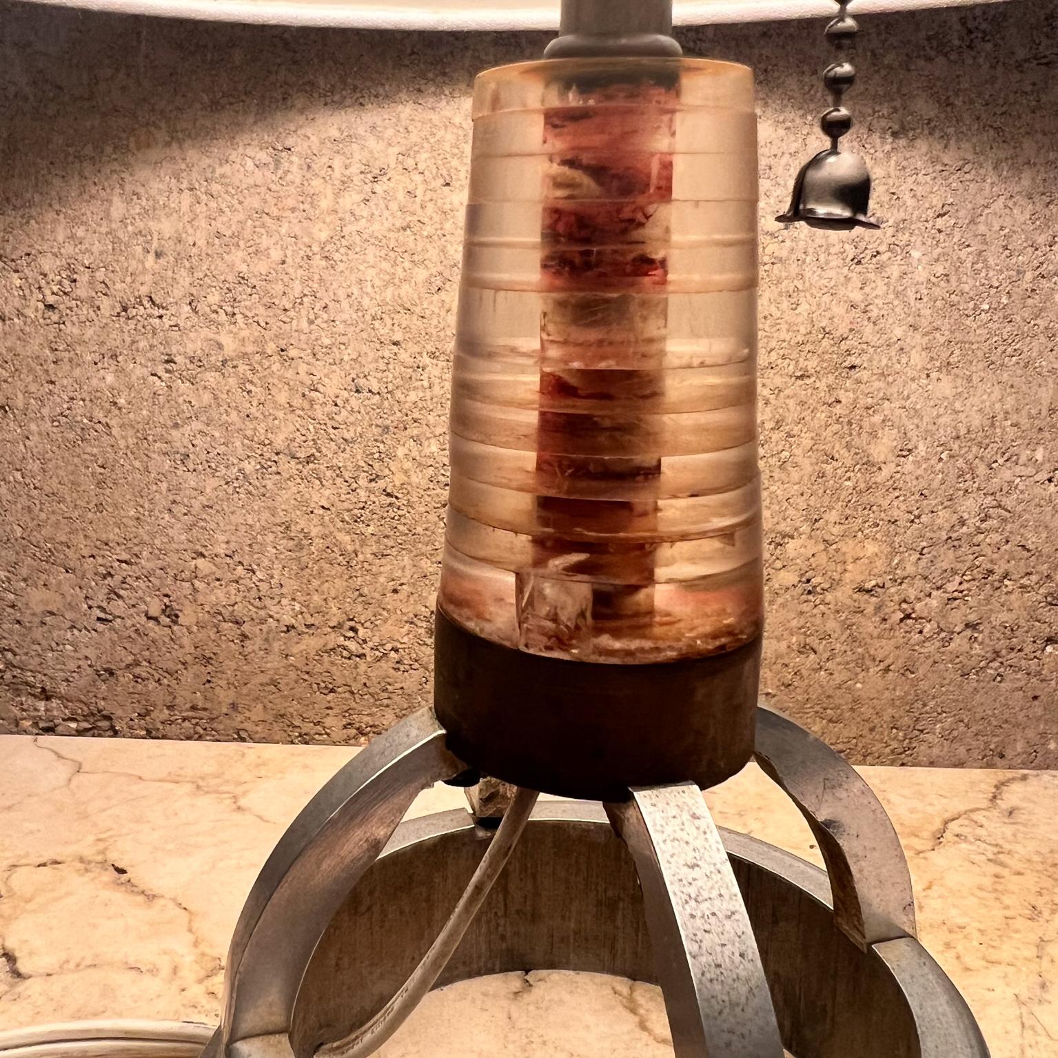 Lampada da tavolo in alluminio di piccole dimensioni degli anni '80 Forma geometrica in vendita 1