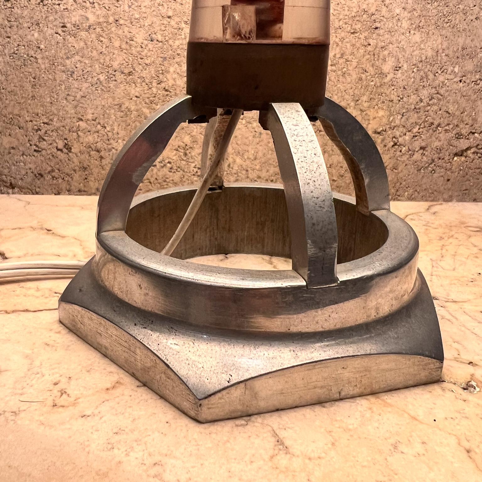 Lampada da tavolo in alluminio di piccole dimensioni degli anni '80 Forma geometrica in vendita 2