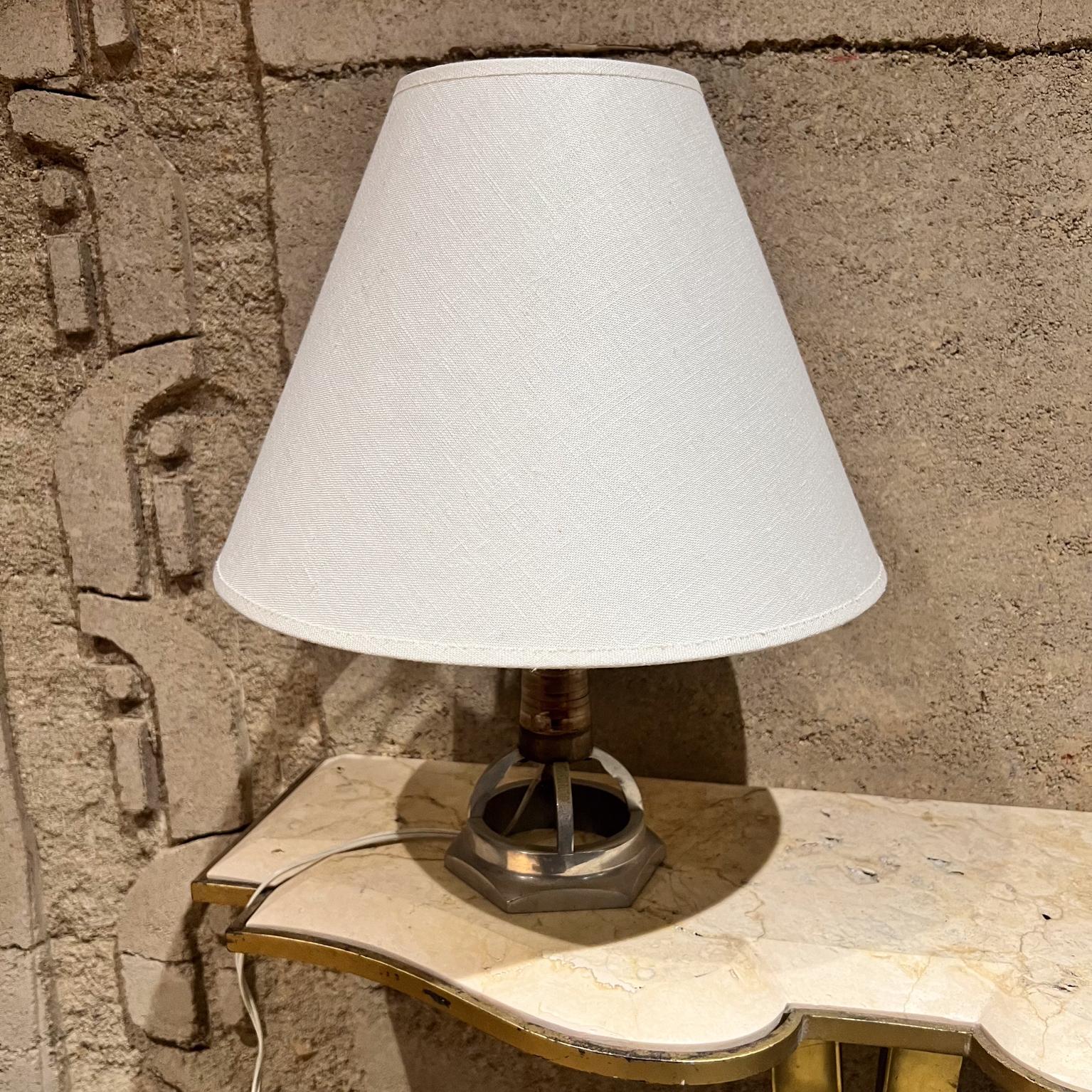 Lampada da tavolo in alluminio di piccole dimensioni degli anni '80 Forma geometrica in vendita 3
