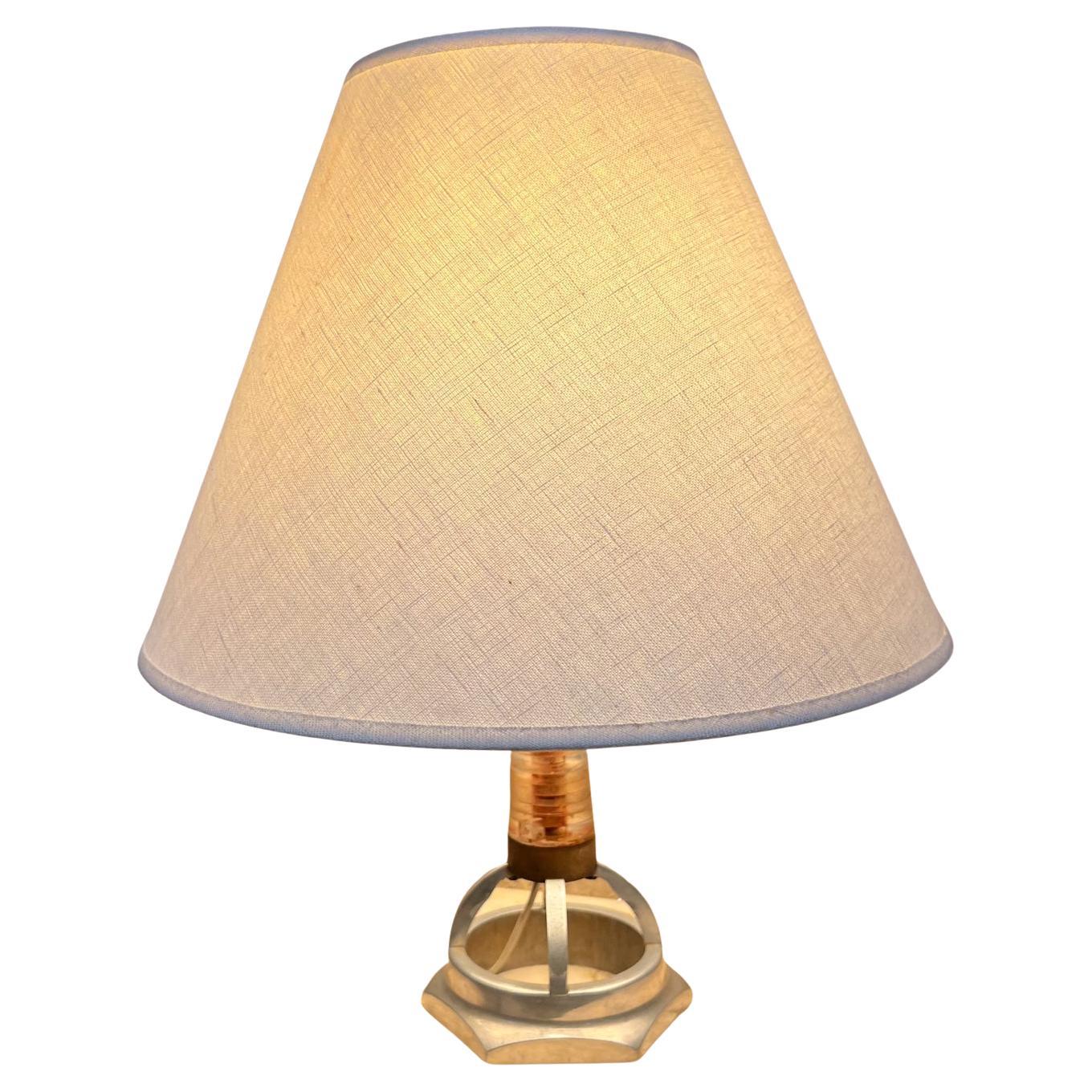 Lampada da tavolo piccola in alluminio forma geometrica
9,75 h x 5 di diametro
Condizioni originali usate
Fai riferimento alle immagini
Il paralume non è incluso.