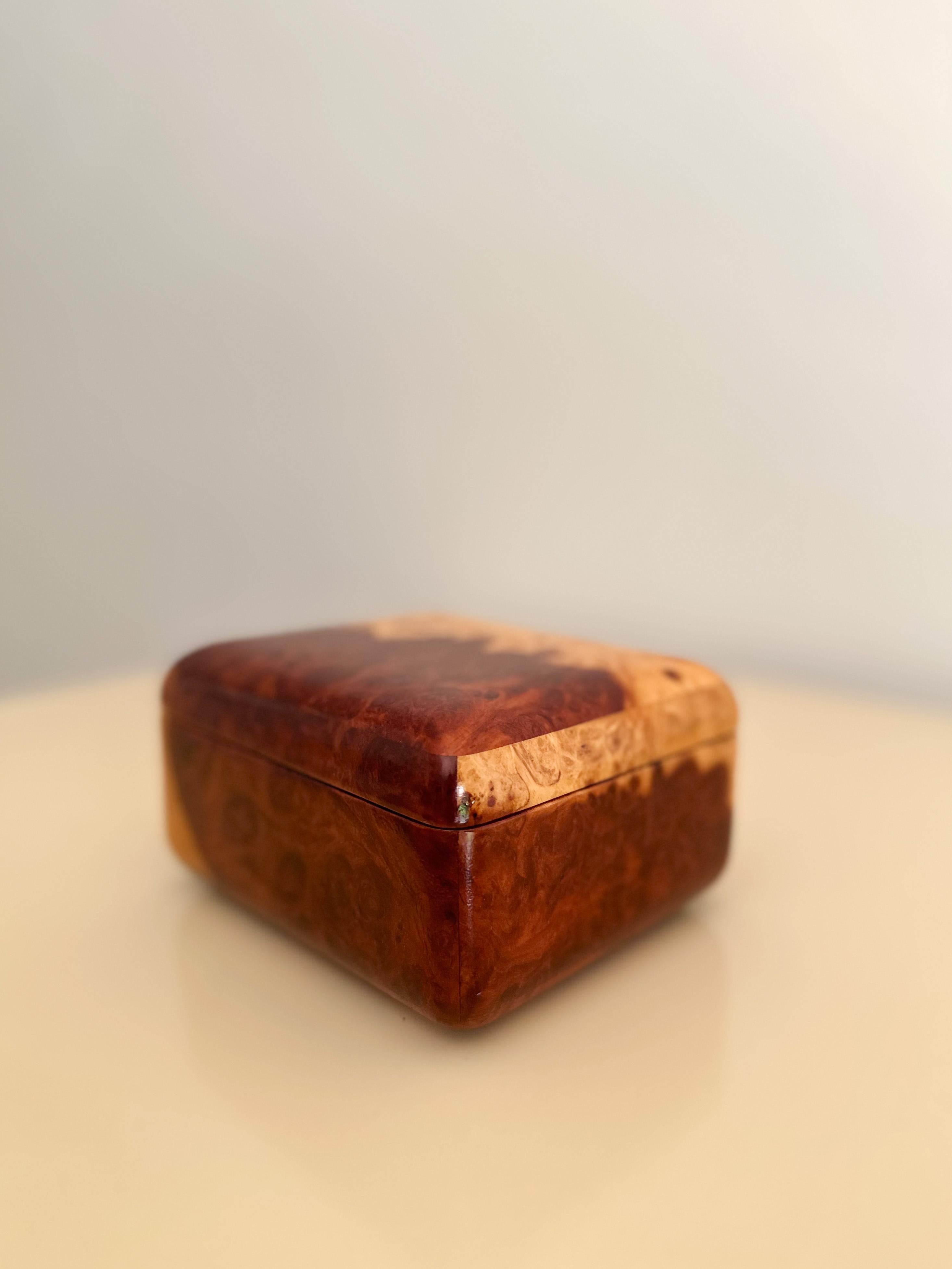 Beautiful lacquered burlwood box with rounded edges and hinged top, perfect for storing rings and small trinkets. Fantastic grain and color, with medium-dark-reddish brown mixed with light-blonde. In excellent vintage condition.