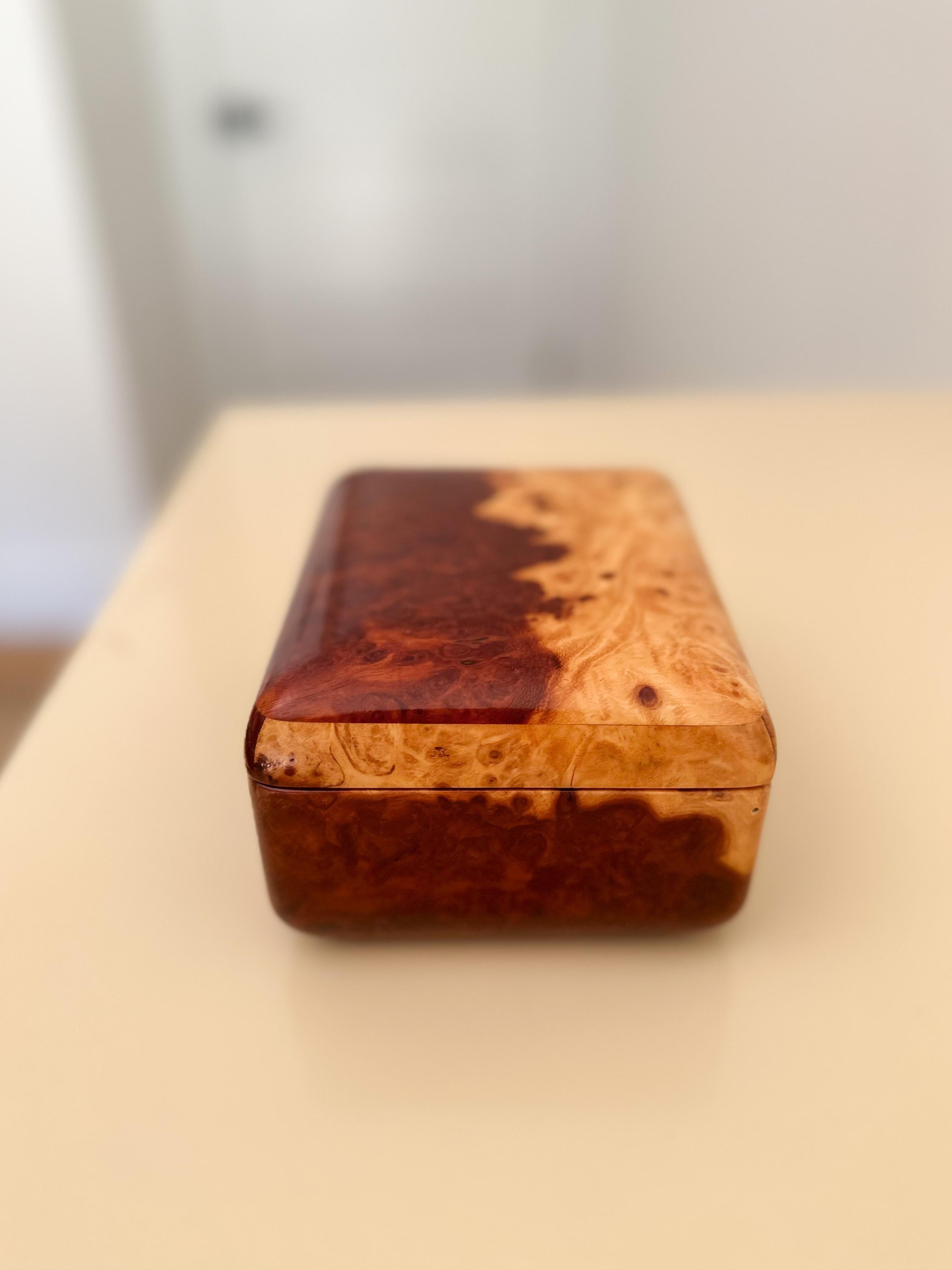 Inconnu Petite boîte à bibelots en bois de ronce laqué des années 1980 en vente