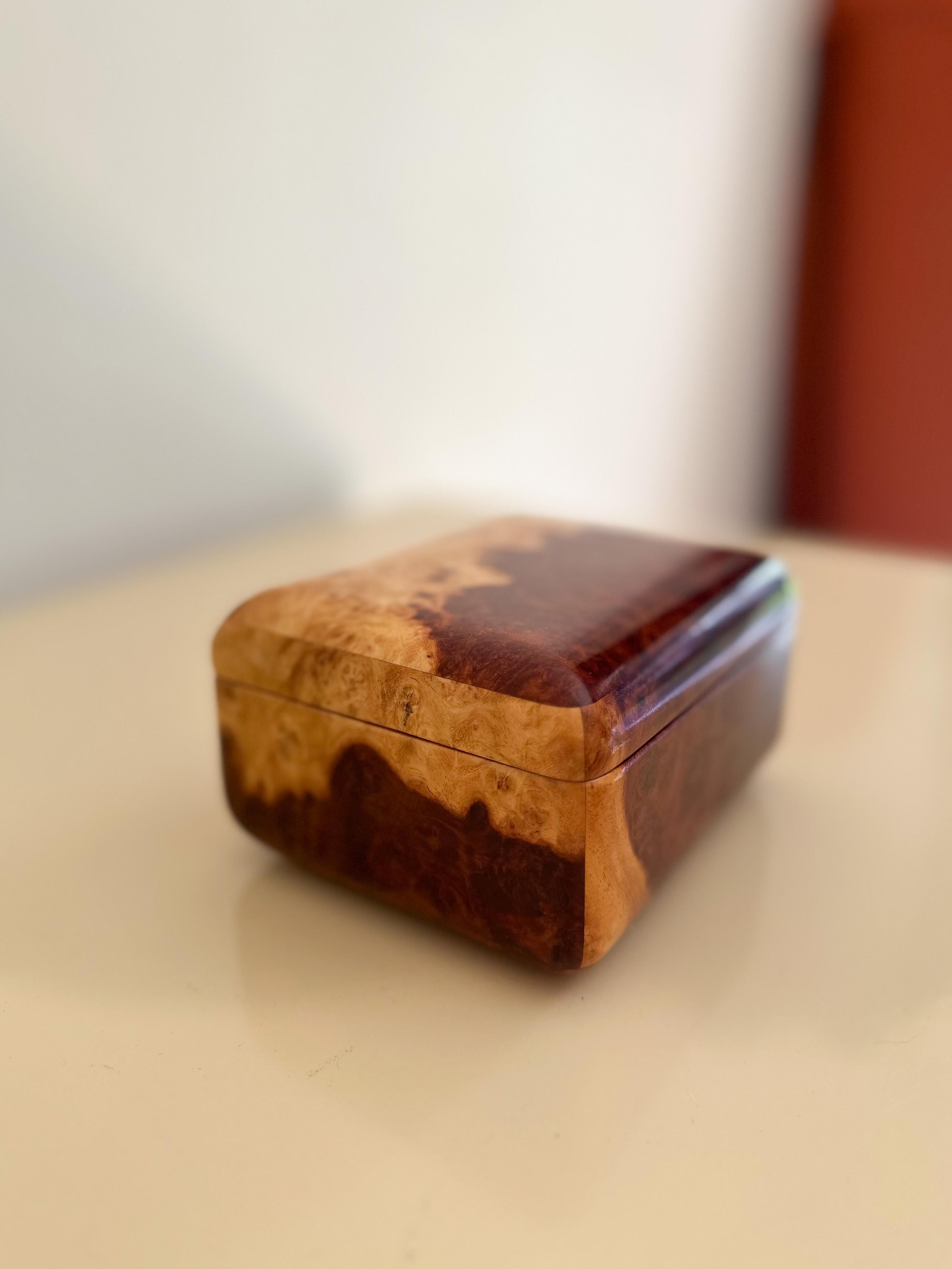 1980s Small Lacquered Burlwood Trinket Box In Excellent Condition For Sale In Houston, TX