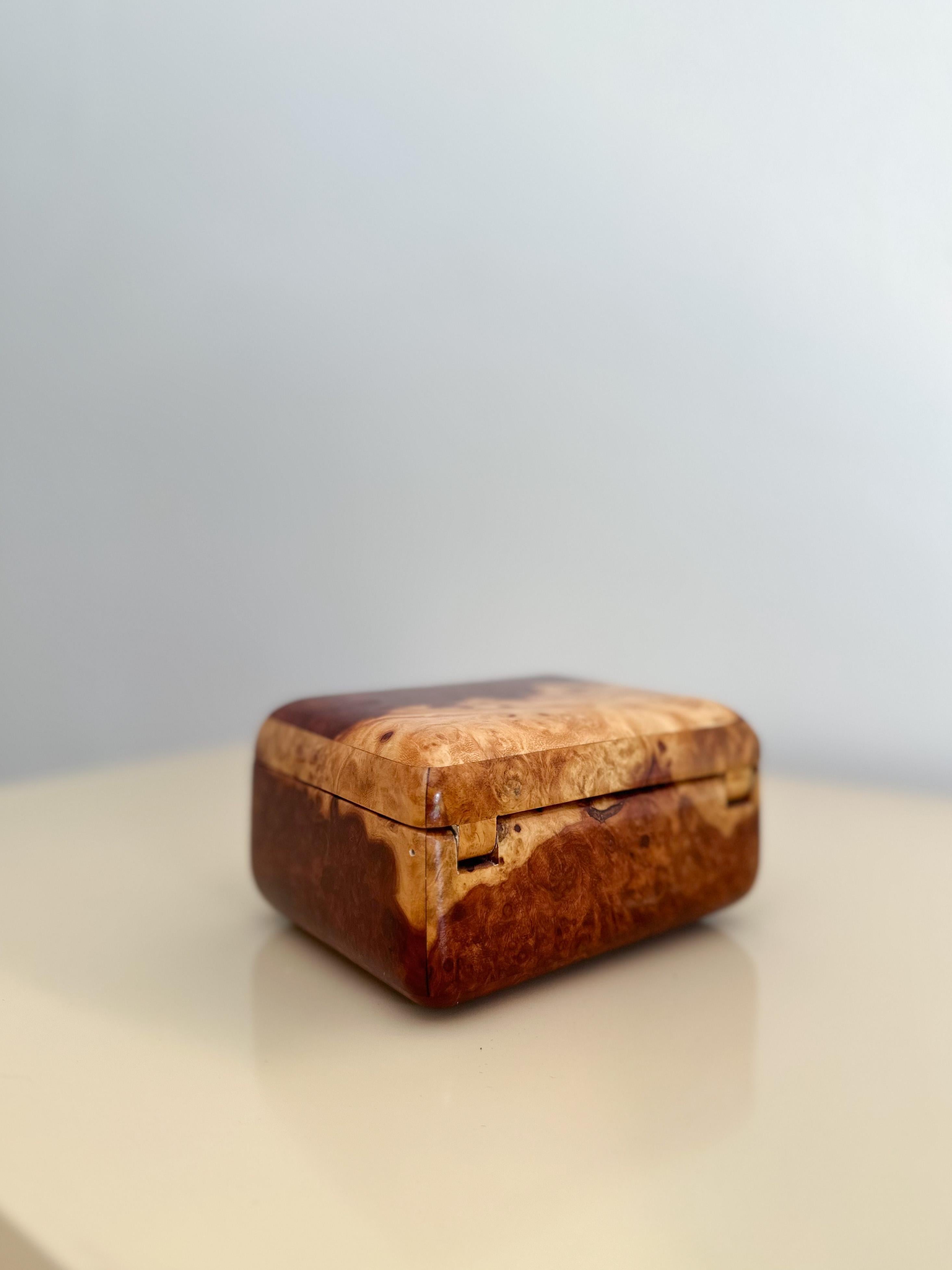 1980s Small Lacquered Burlwood Trinket Box For Sale 2