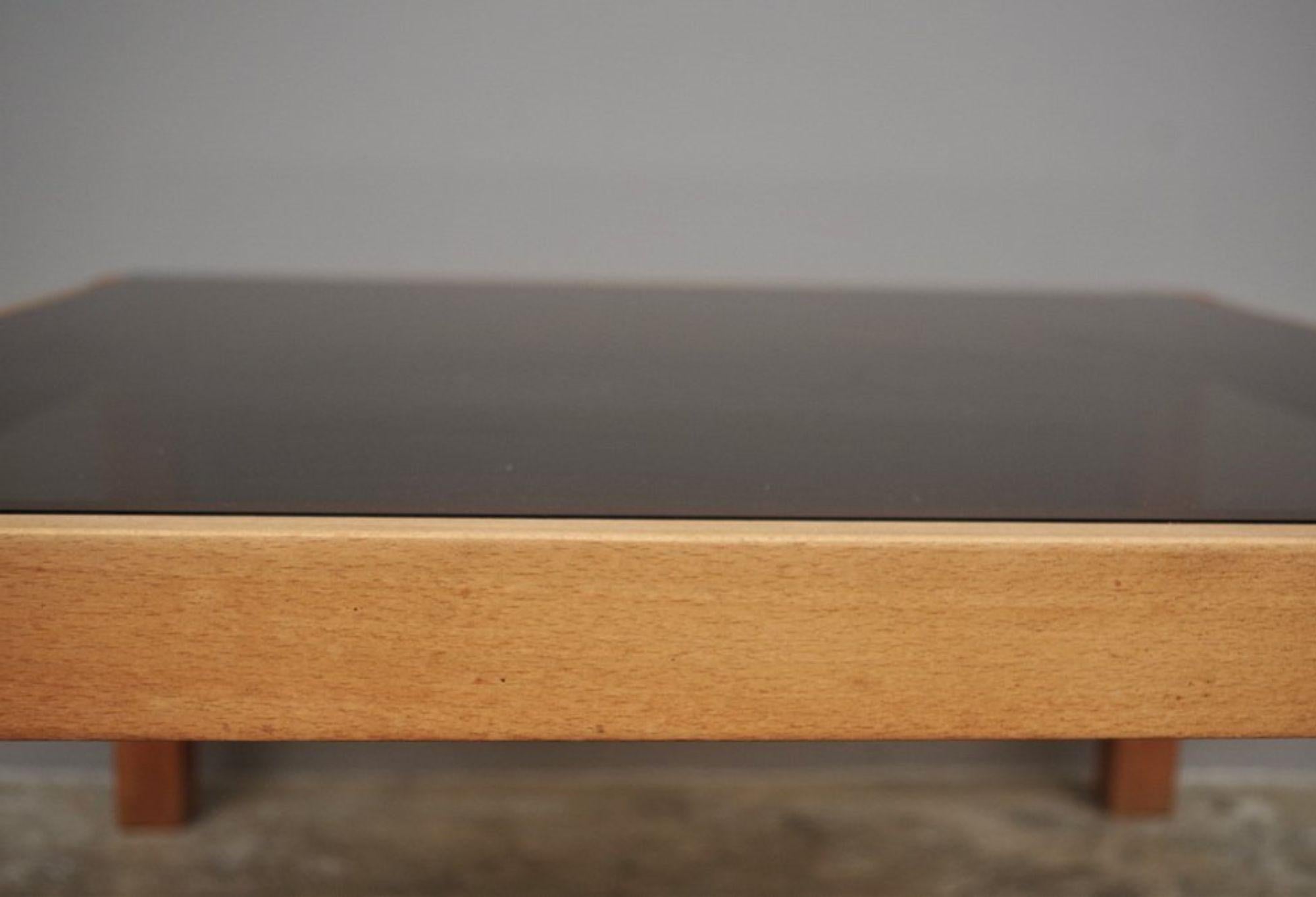 table basse en verre fumé des années 1980
Une table basse des années 1980, élégante et intemporelle, dotée d'un plateau en verre fumé et d'un cadre en bois robuste. Cette pièce élégante incarne l'esthétique minimaliste de l'époque, alliant