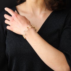 Pulsera brazalete ondulada de oro amarillo de 18 quilates de Smooth y Amati de los años 80